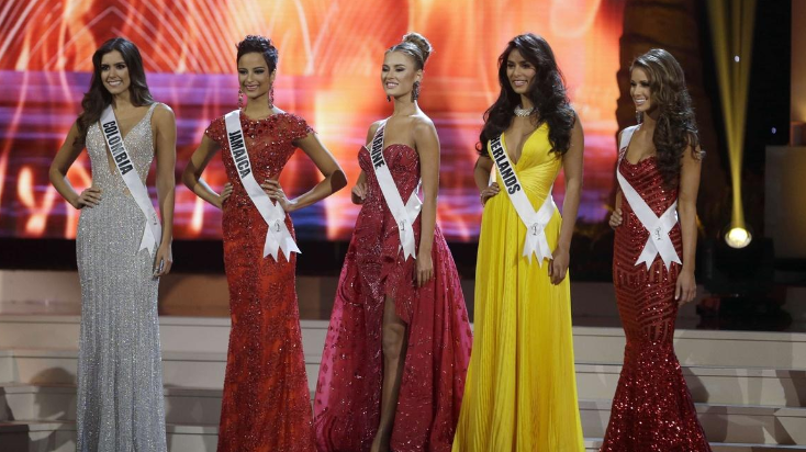 Les cinq finalistes : Miss Colombie, miss Jamaïque, miss Ukraine, miss Pays-Bas et miss USA.
