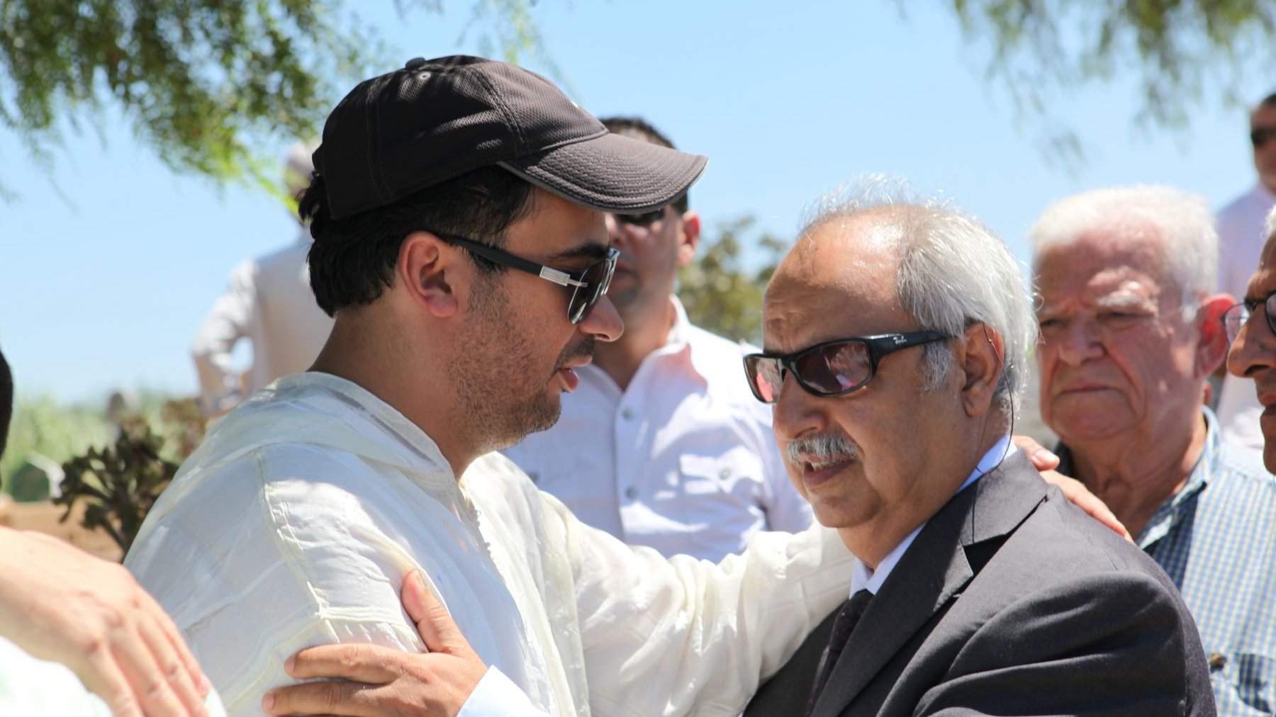 L'universitaire Aziz Jazouli consolant Faycal, le fils du défunt
