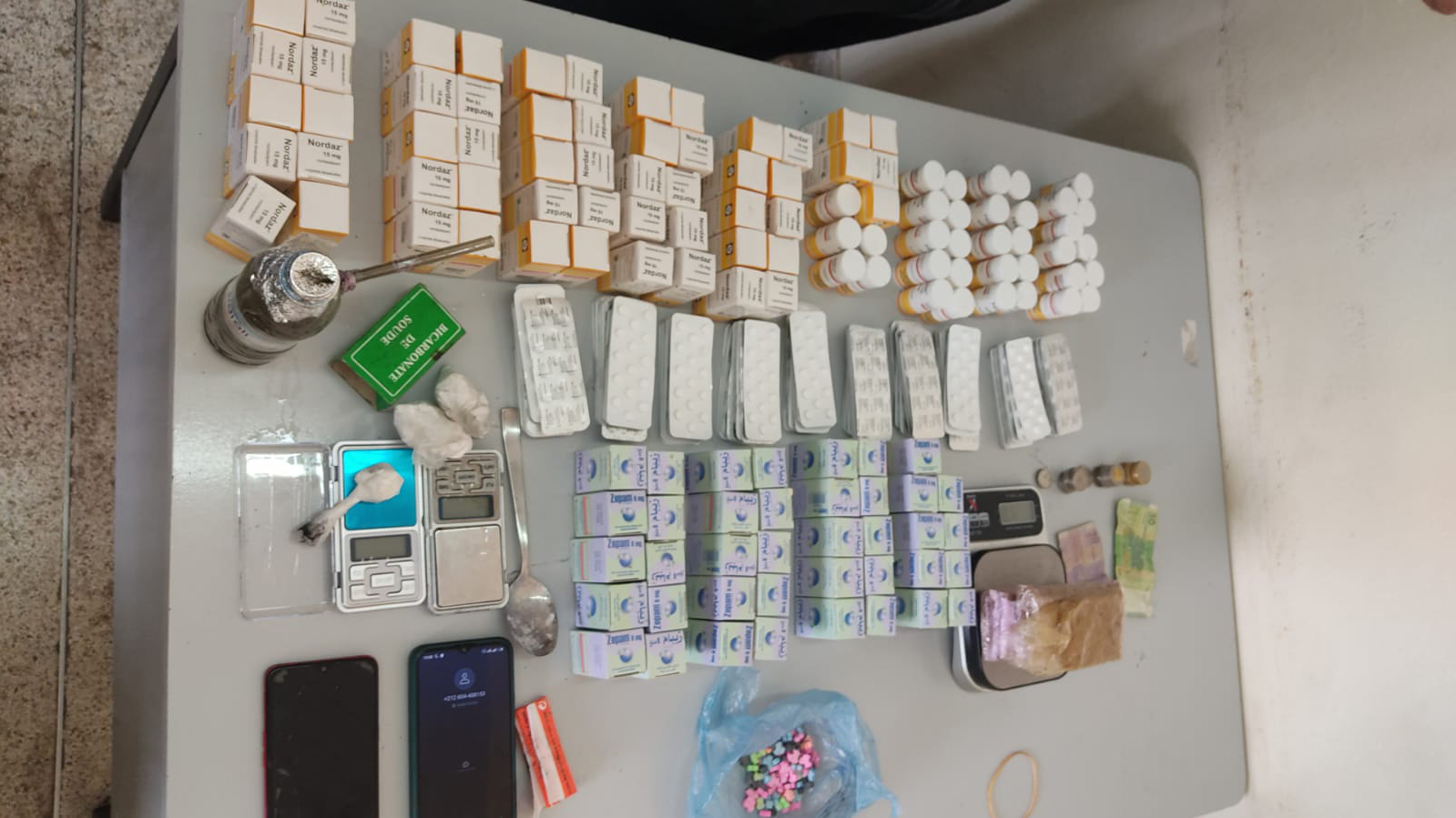 L’opération de perquisition menée au domicile d'un suspect a abouti à la saisie de 5.437 comprimés de psychotropes (2.700 comprimés du Nordoz, 1.485 comprimés de Rivotril, 1.170 comprimés de Zépam et 82 comprimés d’Ecstasy).
