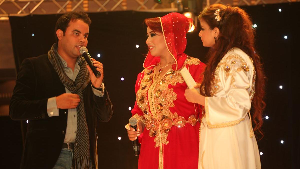مراد البوريقي أثناء تكريم سعيدة شرف في "سفراء القفطان" في دورته الأولى الذي قدمته الإعلامية سلمى عماري
