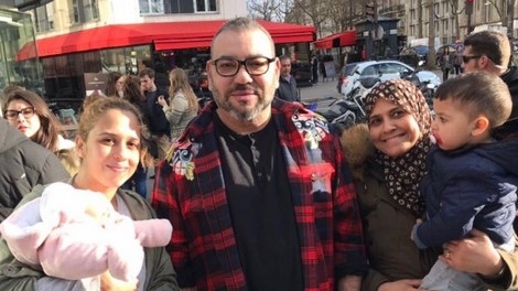 Le Roi Mohammed VI en compagnie de citoyens marocains, après son intervention chirurgicale à la clinique Ambroise Paré.
