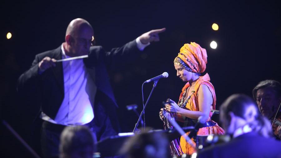 "أوم" في لمسة إيقاعية مغربية گناوية انبهر لها رئيس جوق أوبرا باريس
