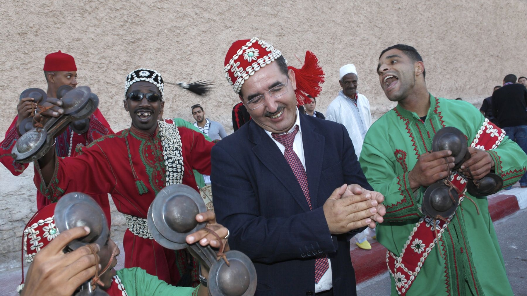 Mohamed Ferraa, président du conseil municipal d'Essaouira, en mode gnaoui
