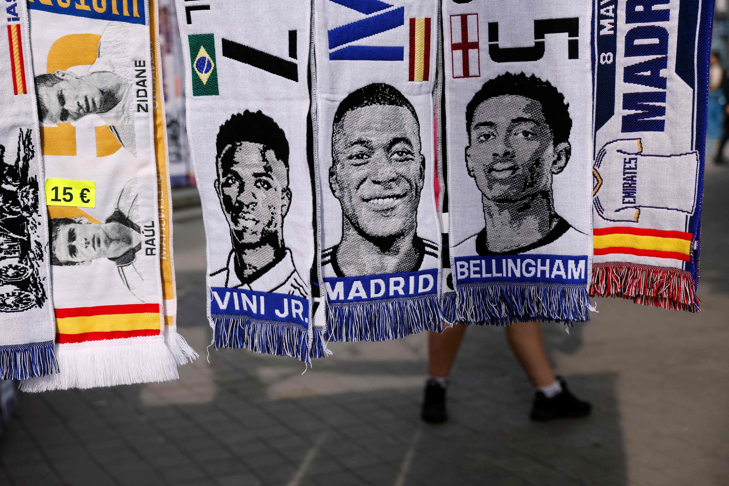 À Madrid, ce mercredi 8 mai, certaines écharpes vendues par des marcheurs ambulants présentent déjà Kylian Mbappé comme un joueur du Real. AFP/Oscar Del Pozo