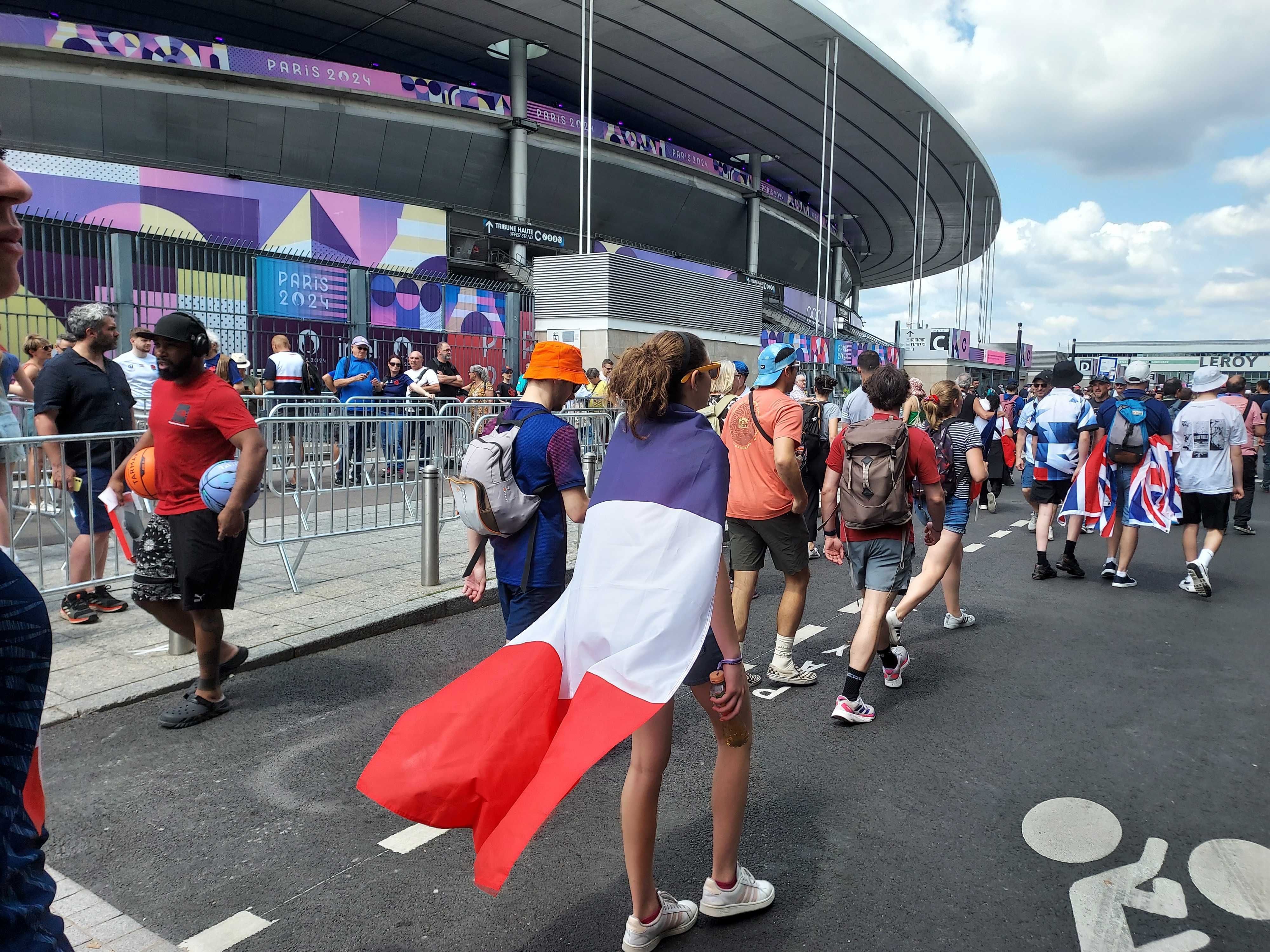 Saint-Denis (Seine-Saint-Denis), ce 24 juillet. Vers 14 heures, les supporters se sont massés devant le Stade de France avant le premier match de rugby à VII, coup d'envoi officiel des Jeux olympiques dans l'enceinte. LP/A.L.