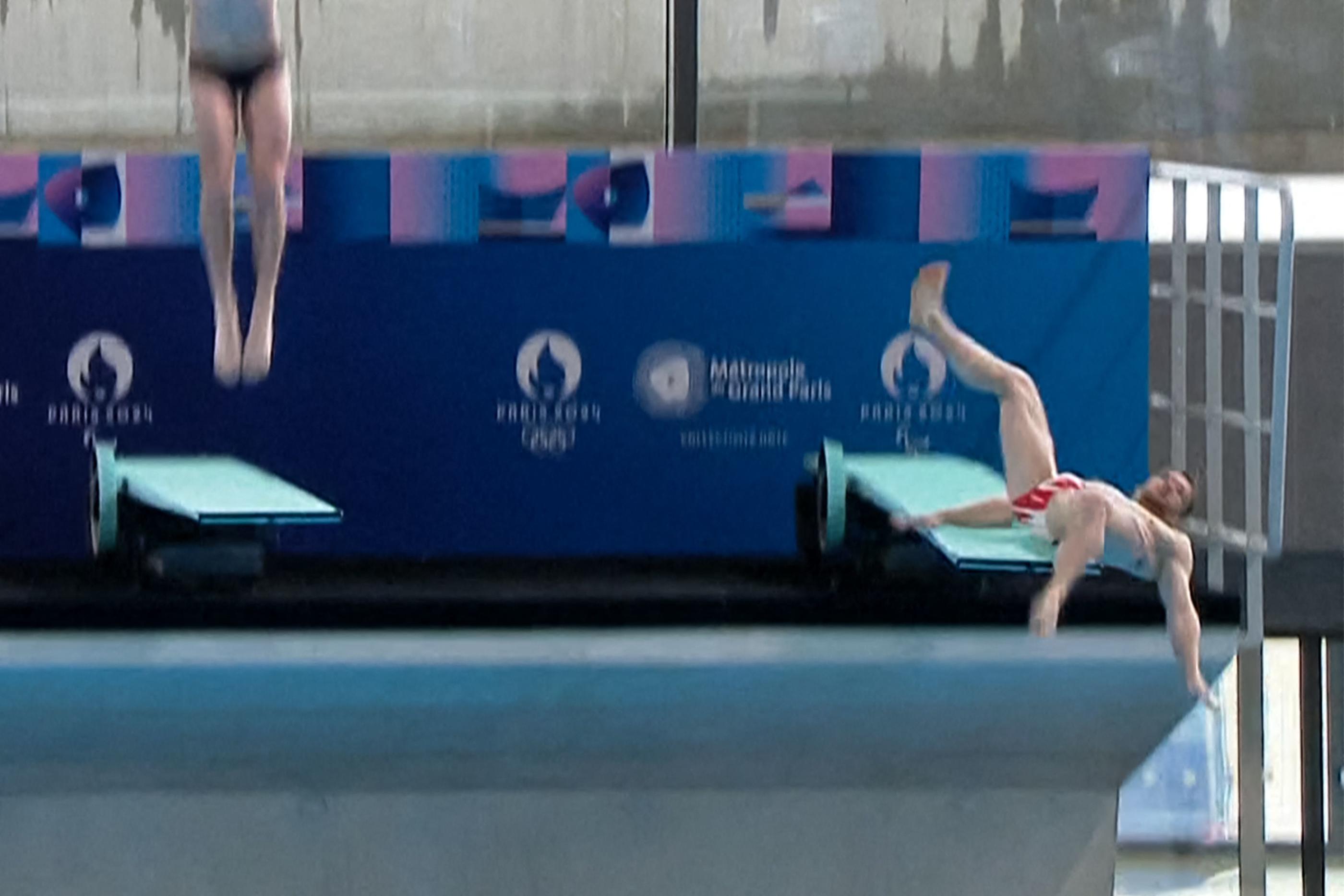 L'athlète avait glissé puis rebondi sur le plongeoir sous les yeux du président français. AFP/Métropole du Grand Paris