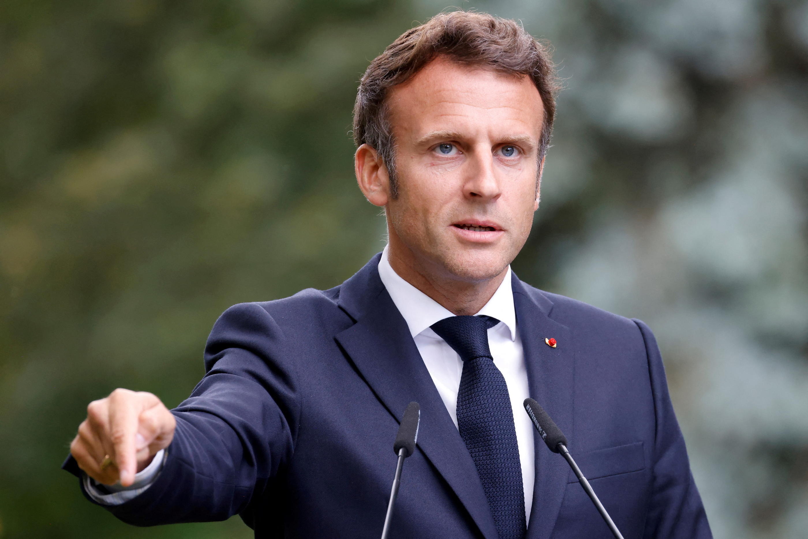 Emmanuel Macron a appelé «tous les partis de gouvernement», des «communistes aux LR», à échanger pour sortir du blocage politique. Ludovic Marin/Pool via REUTERS