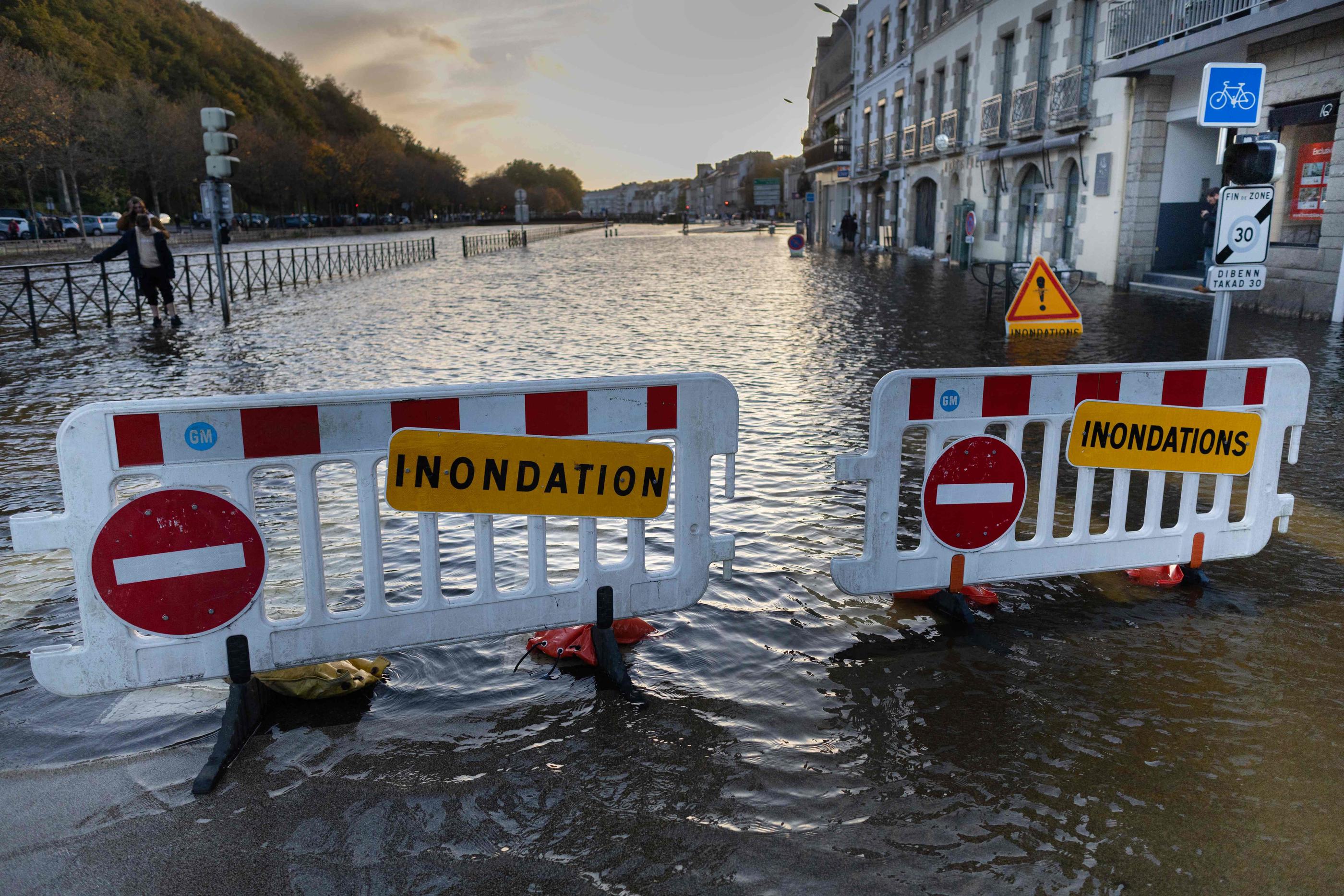 Les perturbations et inondations persistent ce vendredi après le passage de Ciaran, la veille, comme ici à Quimper (Finistère). AFP / Fred TANNEAU