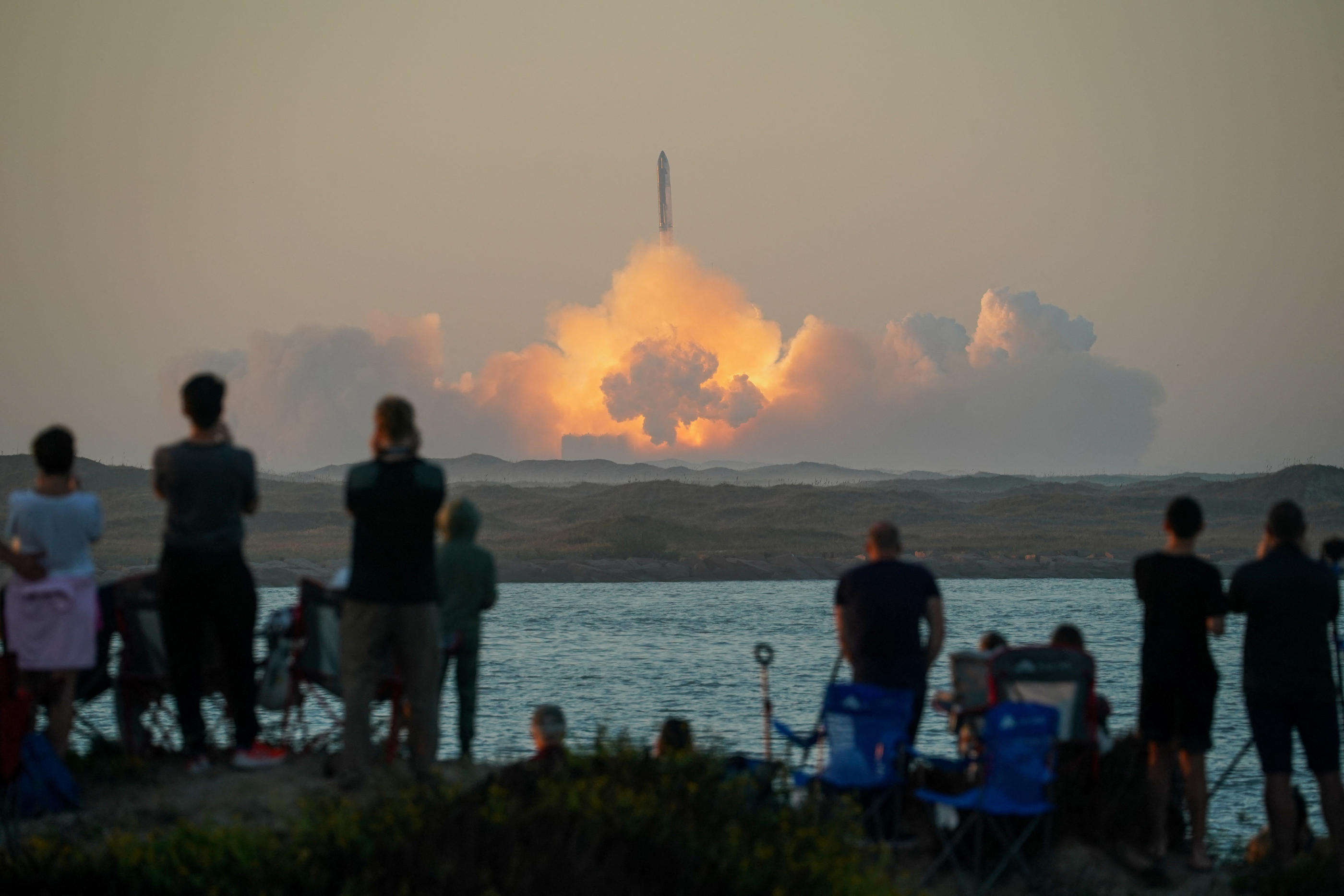 SpaceX a fait décoller samedi 18 novembre la plus grande et plus puissante fusée jamais construite, Starship, après un premier lancement qui s'était terminé en une gigantesque explosion au printemps. REUTERS/Go Nakamura