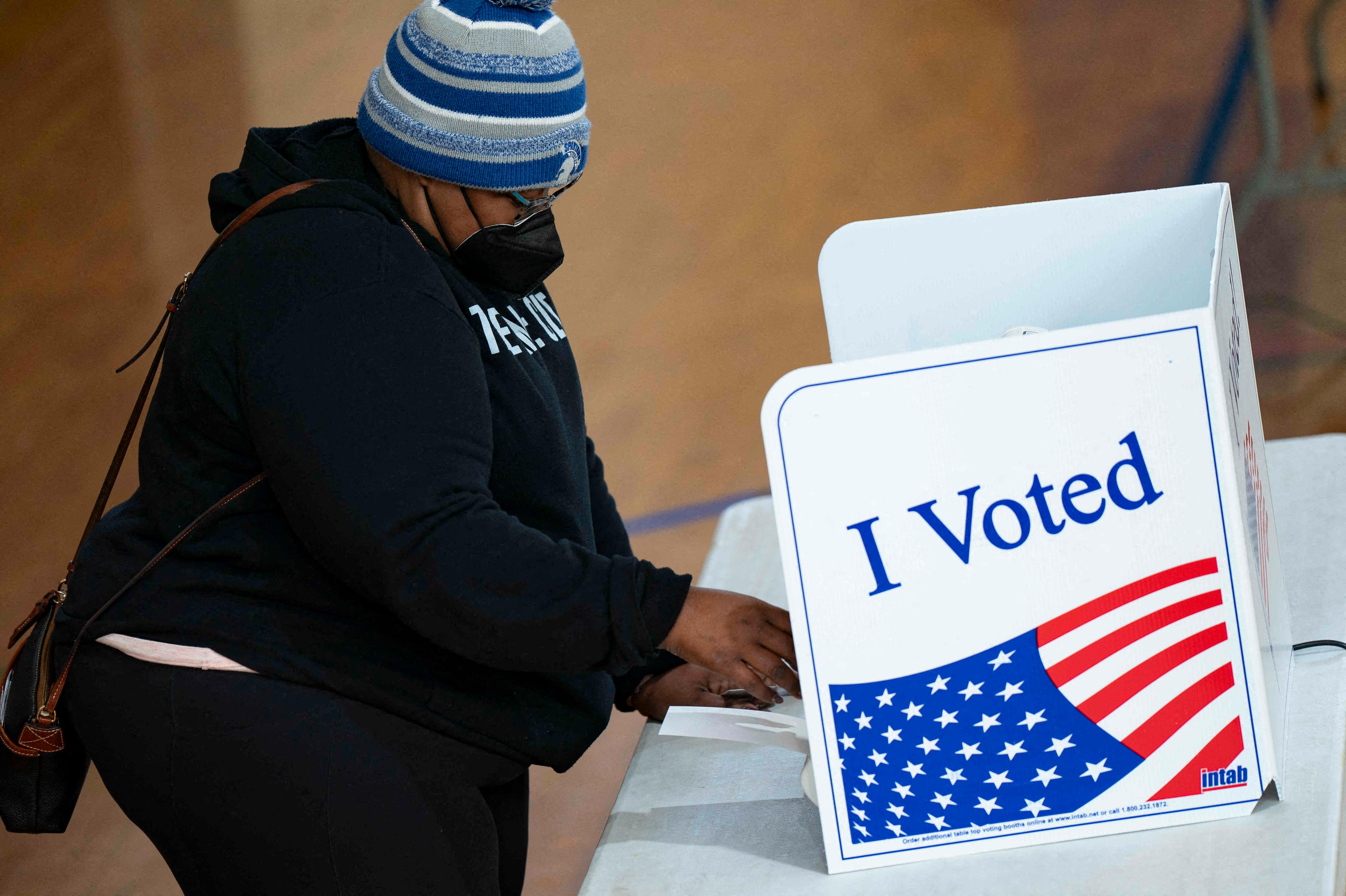 En 2020, lors de la précédente primaire démocrate, 90% des Noirs avaient voté pour Biden. Ils ne seraient aujourd'hui que 50% à le soutenir. AFP/Allison Joyce