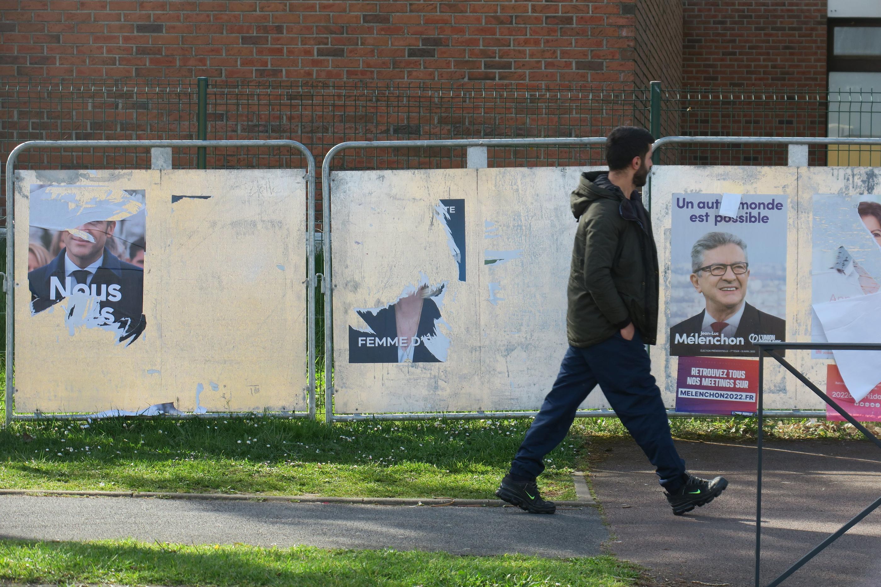 Avec près de 22% des suffrages dimanche, Jean-Luc Mélenchon, ici sur une affiche à Creil (Oise), l'une des villes où il est arrivé en tête, est en position d'arbitre du second tour. LP/Benjamin Derveaux