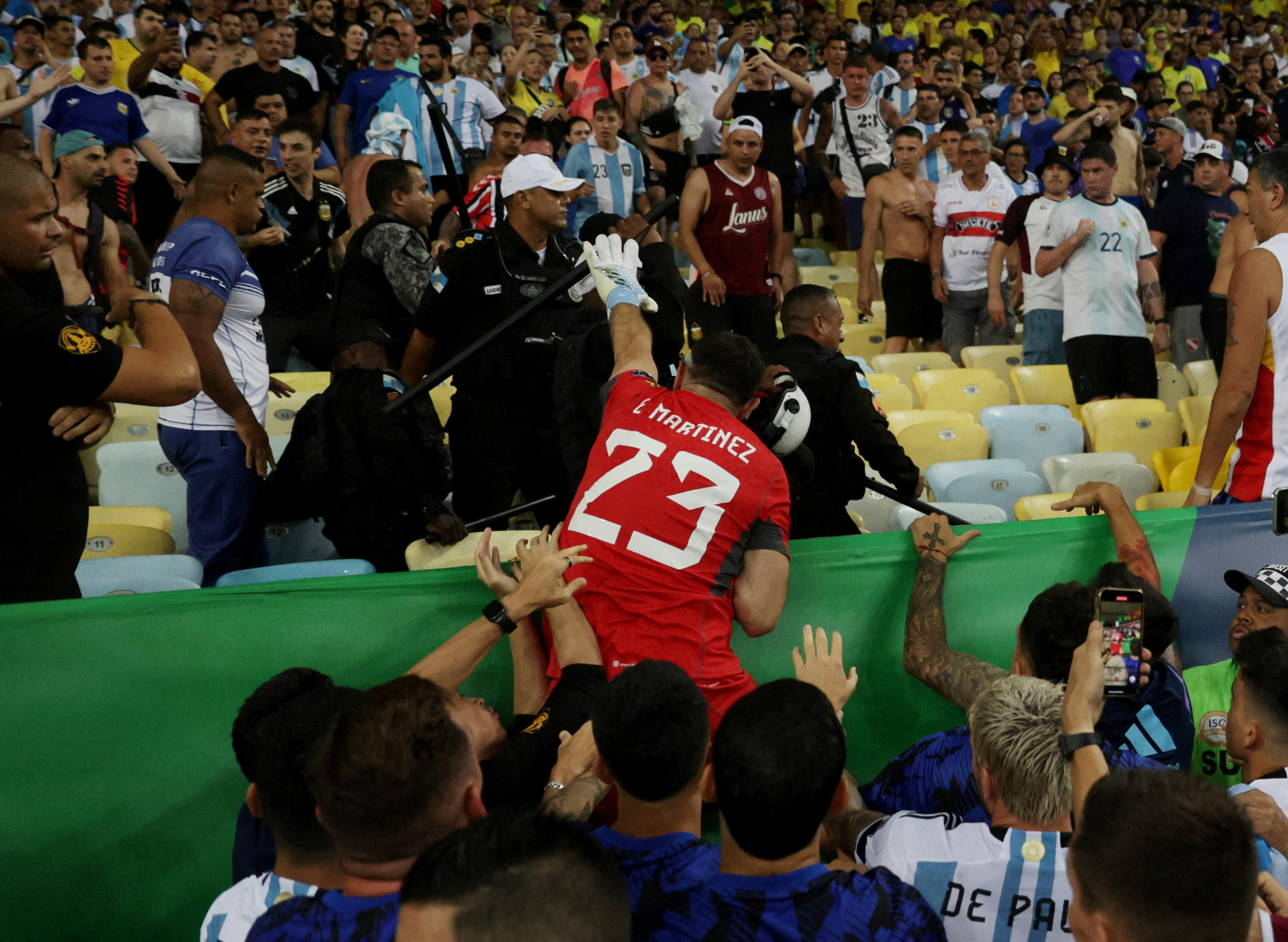 Emiliano Martinez tente de stopper l'intervention des forces de l'ordre face aux supporters argentins. Photo REUTERS/Ricardo Moraes