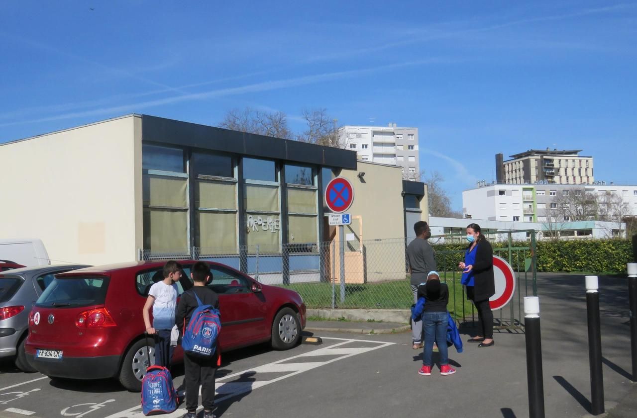 <b></b> Le Mée-sur-Seine, 29 mars. L'école élémentaire Camus est une des sept écoles du Mée  pour lesquelles le maire  demande au Préfet la fermeture.