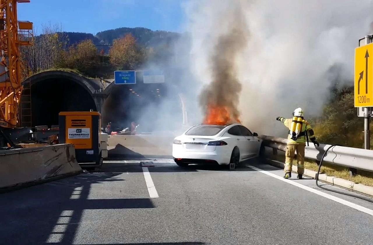 <b></b> Des pompiers autrichiens ont mis plusieurs heures à éteindre l’incendie d’une Tesla S dont les batteries se sont emballées. (Capture d’écran)