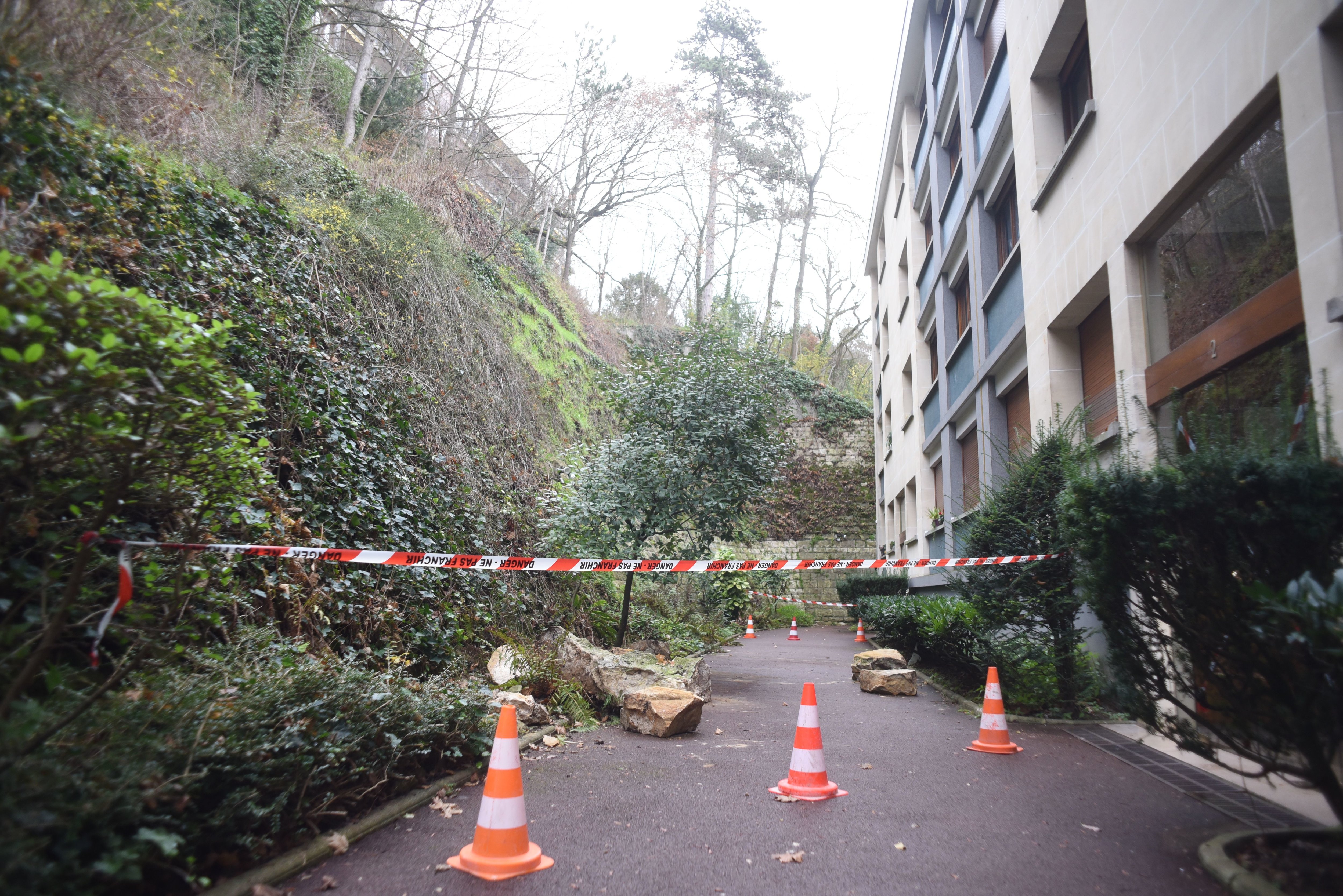 Herblay, mardi 28 décembre. Plusieurs blocs se sont détachés de la falaise qui surplombe un immeuble d'Herblay, d'autres menacent de tomber. LP/Frédéric Naizot