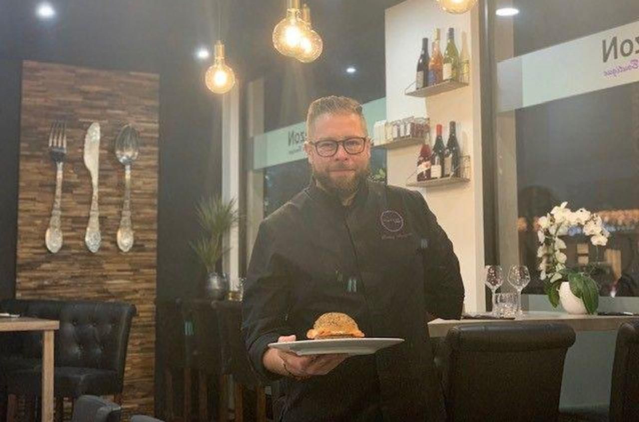 <b></b> Dariusz Morgado vous accueille dans son restaurant Fémézon, à Chessy, en Seine-et-Marne. Il était arrivé 2e au championnat d'Ile-de-France des hamburgers en 2019.