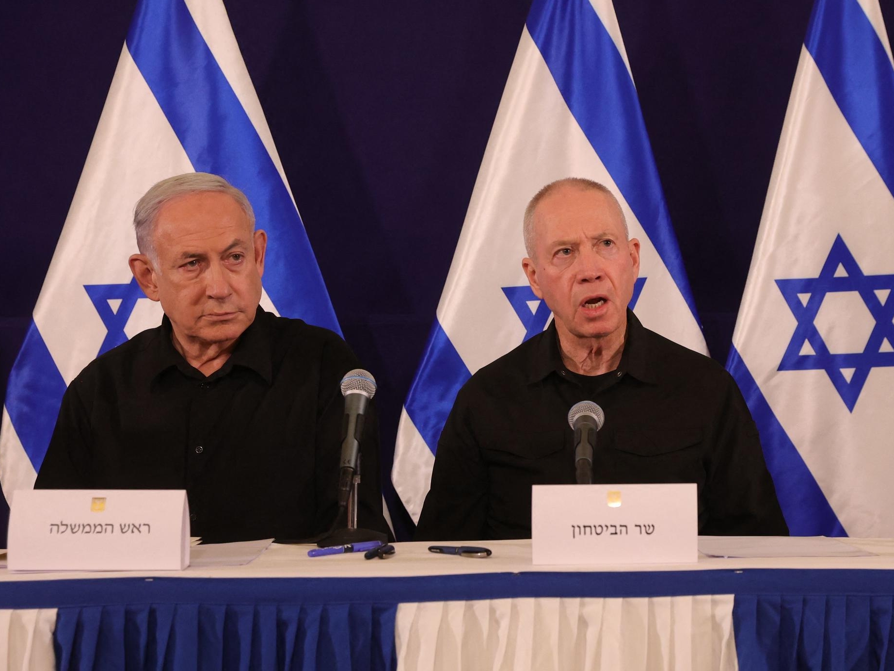 Le Premier ministre Benyamin Netanyahou (à gauche) et son ministre de la Défense Yoav Gallant (à droite) pourraient êtres visés par des mandats d'arrêt internationaux émis par la CIJ. AFP/Abir Sultan
