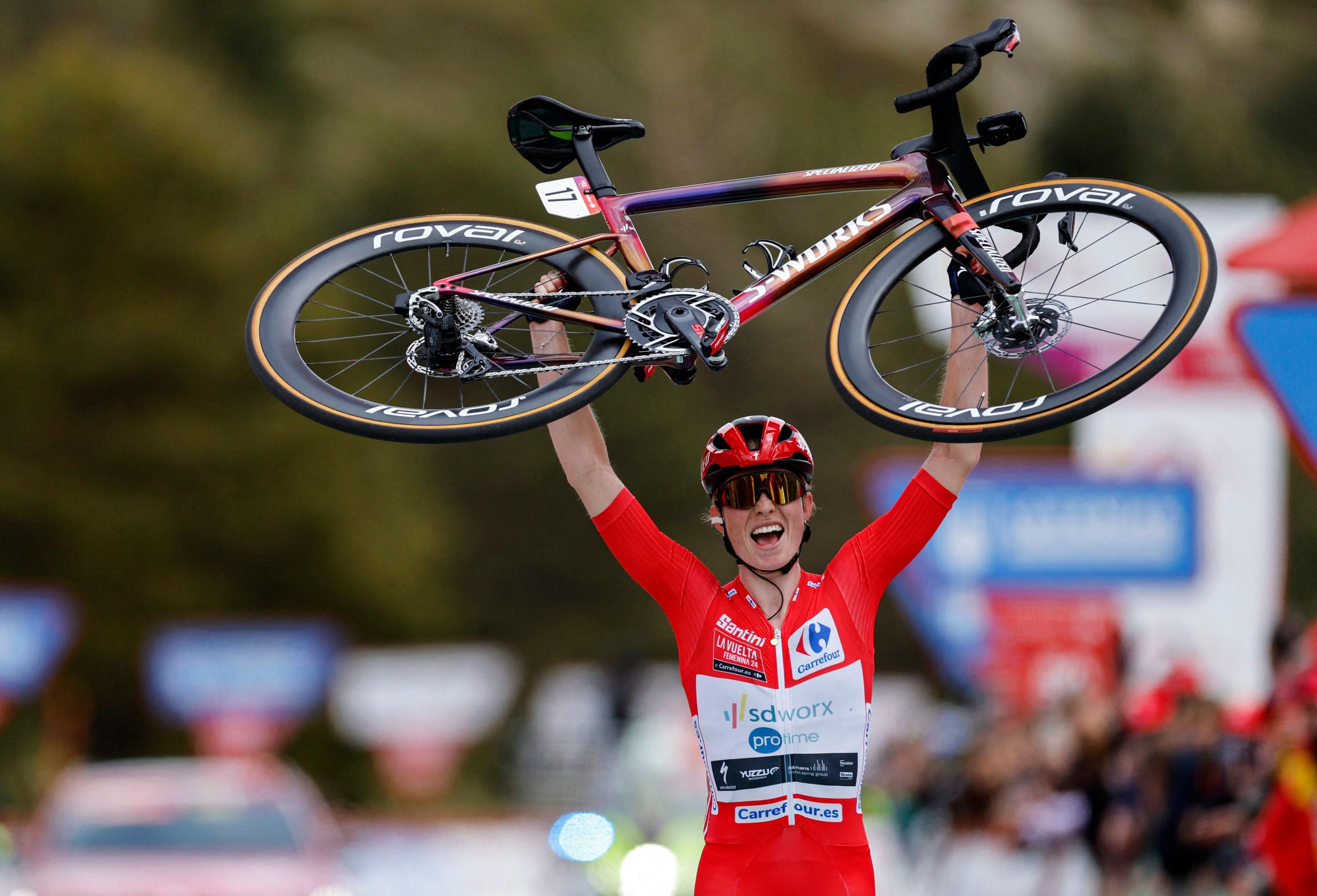 Demi Vollering célèbre sa victoire lors de la dernière étape et le classement général du Tour d'Espagne. AFP/Oscar Del Pozo