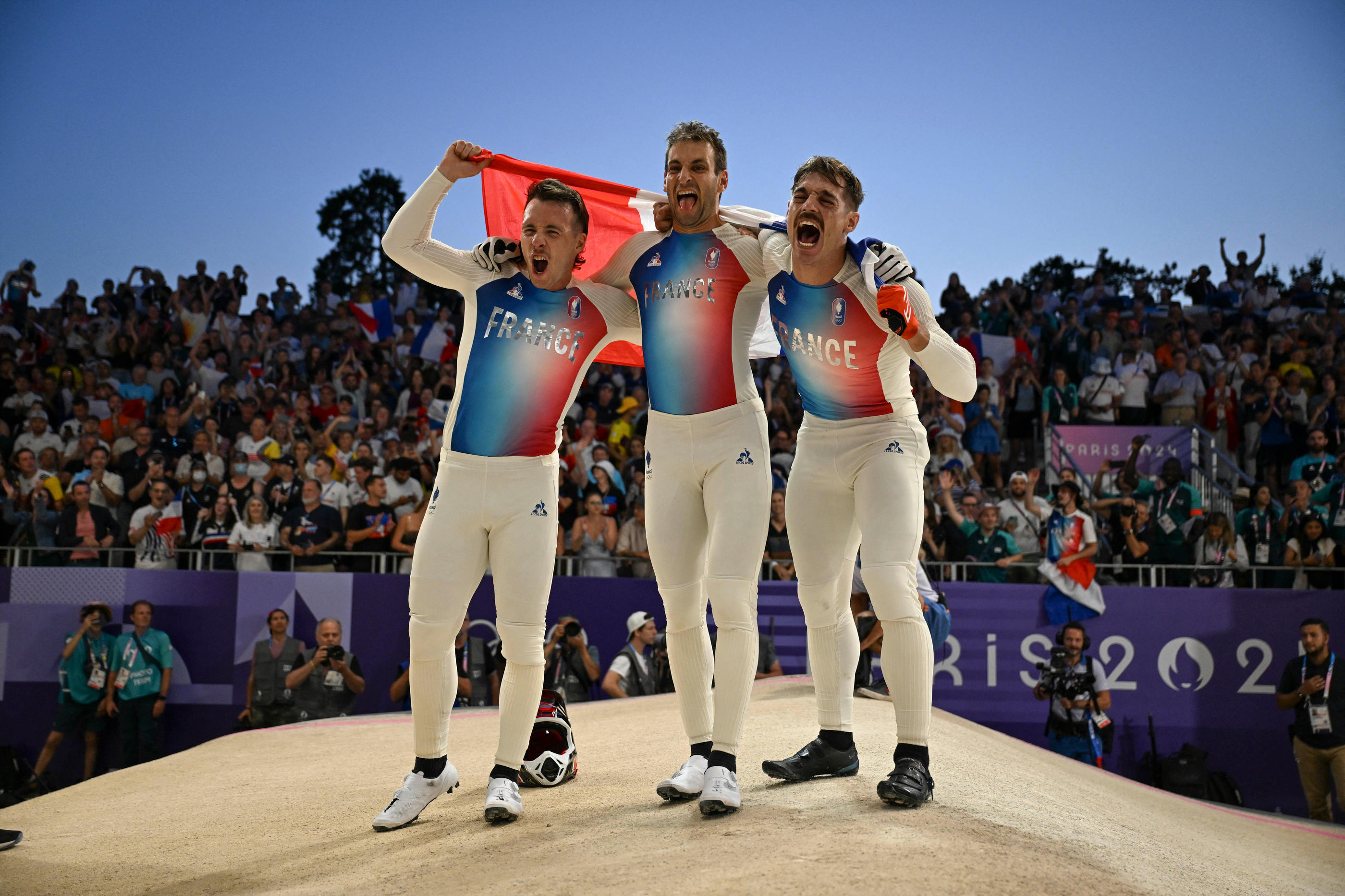 Romain Mahieu, Joris Daudet et Sylvain André vendredi soir, sur la piste de BMX où ils ont signé leur exploit historique. Abaca/Xinhua/Hu Huhu