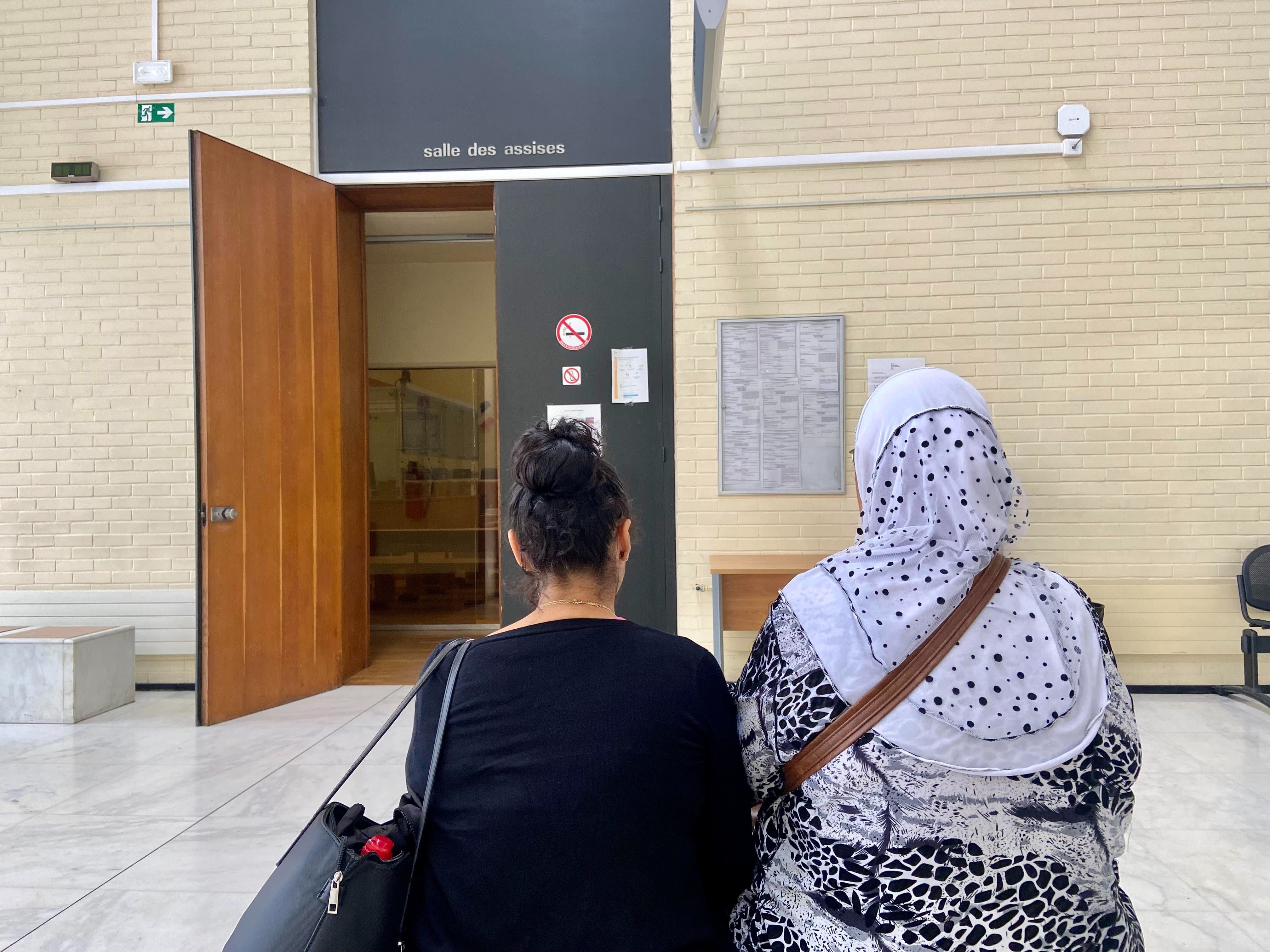 Yasmina (à gauche) avec sa mère Zerfa, devant la salle des assises du tribunal d'Evry'Courcouronnes où le père de la famille a été condamné pour tentative de meurtre. LP/Thomas Diquattro