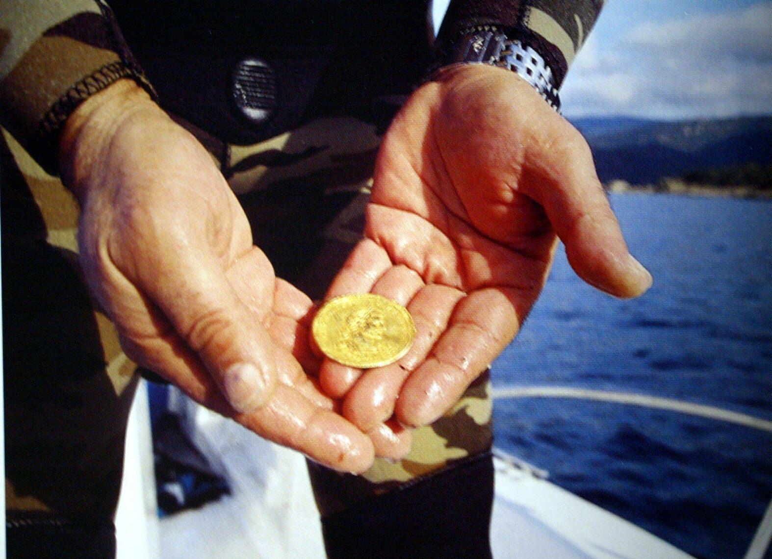 Une pièce du trésor archéologique découvert en 1985 par Félix Biancamaria, son frère jumeau et un ami lors d'une plongée dans le golfe de Lava en Corse. PHOTOPQR/Nice Matin