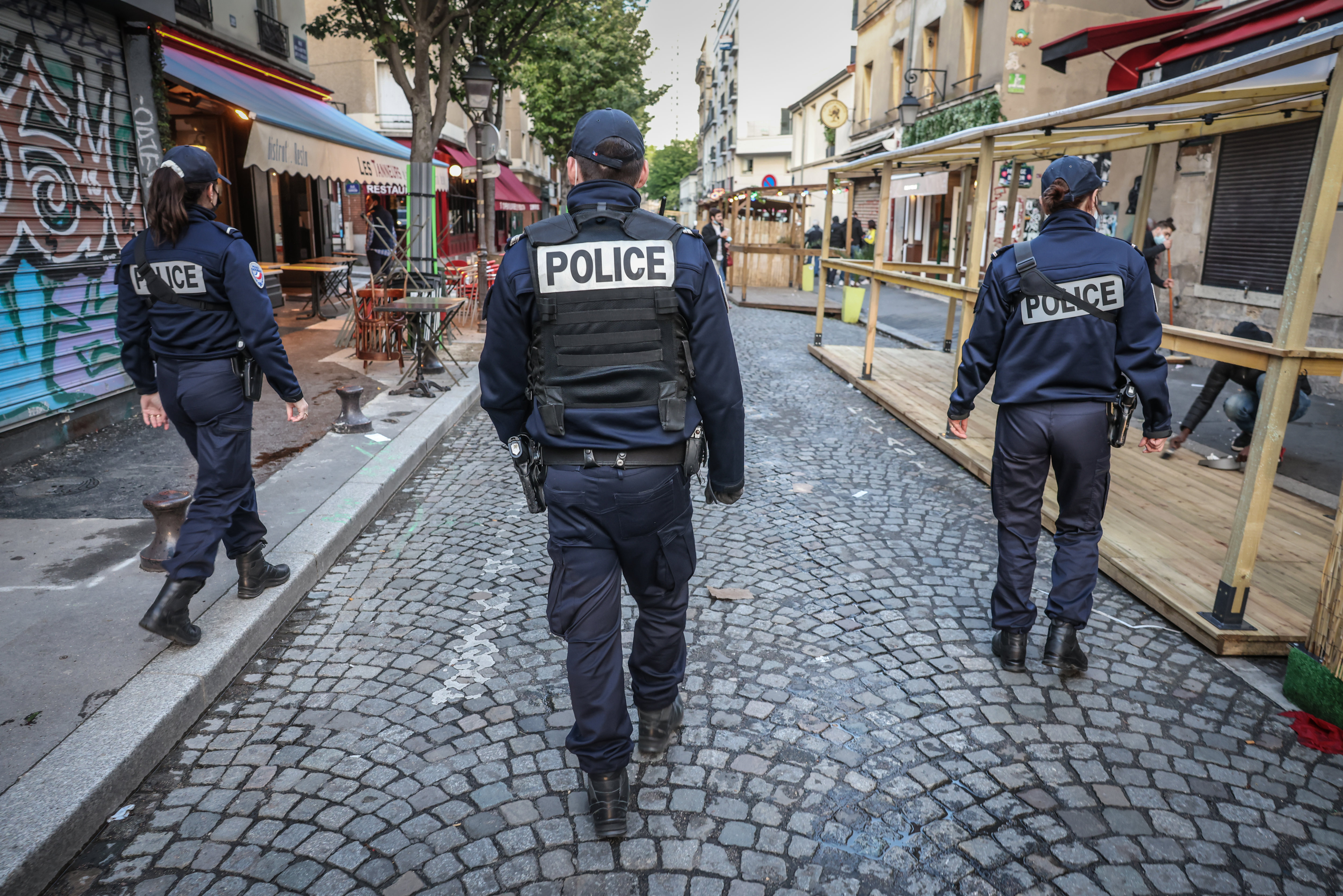 Paris (XIIIe), le 22 mai 2021. Contrôle de police aux abords des terrasses parisiennes  afin de faire appliquer le couvre-feu de 21 heures et les mesures sanitaires.  LP/Fred Dugit