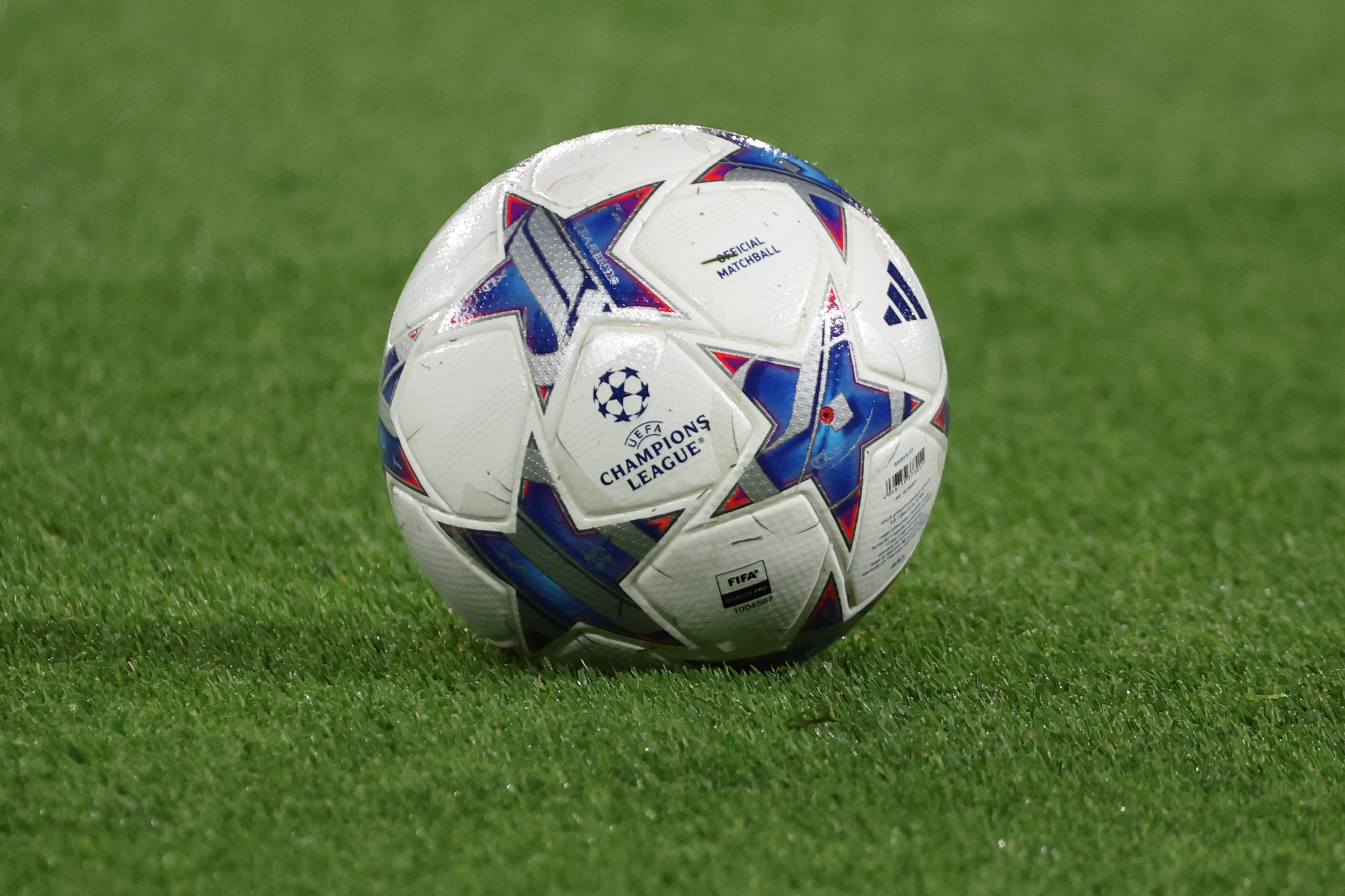 Le nouveau ballon de la Ligue des Champions, utilisé lors de PSG-Dortmund. Photo LP/Arnaud Journois

PHOTO LE PARISIEN / ARNAUD JOURNOIS