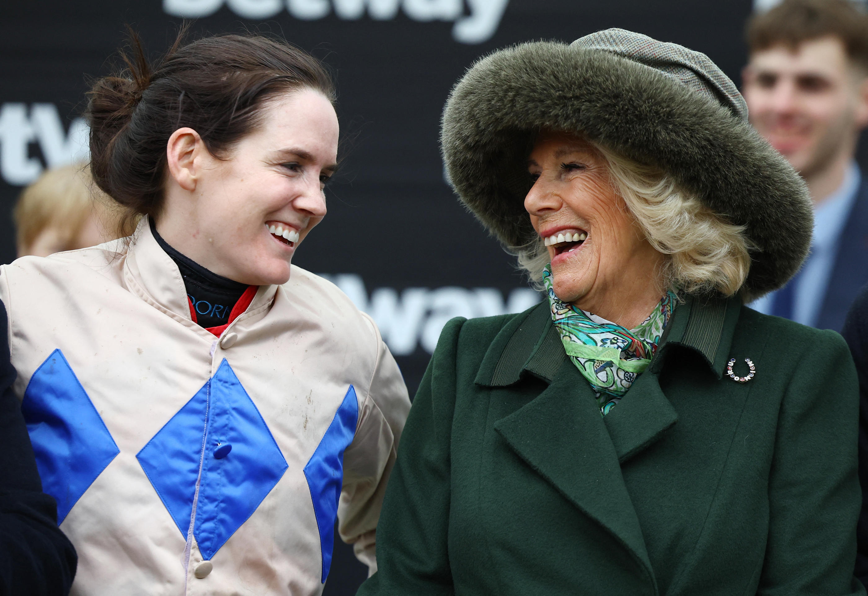 La reine Camilla, ici avec Rachael Blackmore, jockey de Captain Guinness, mercredi, au deuxième jour du festival de Cheltenham. Action Images via Reuters/Paul Childs