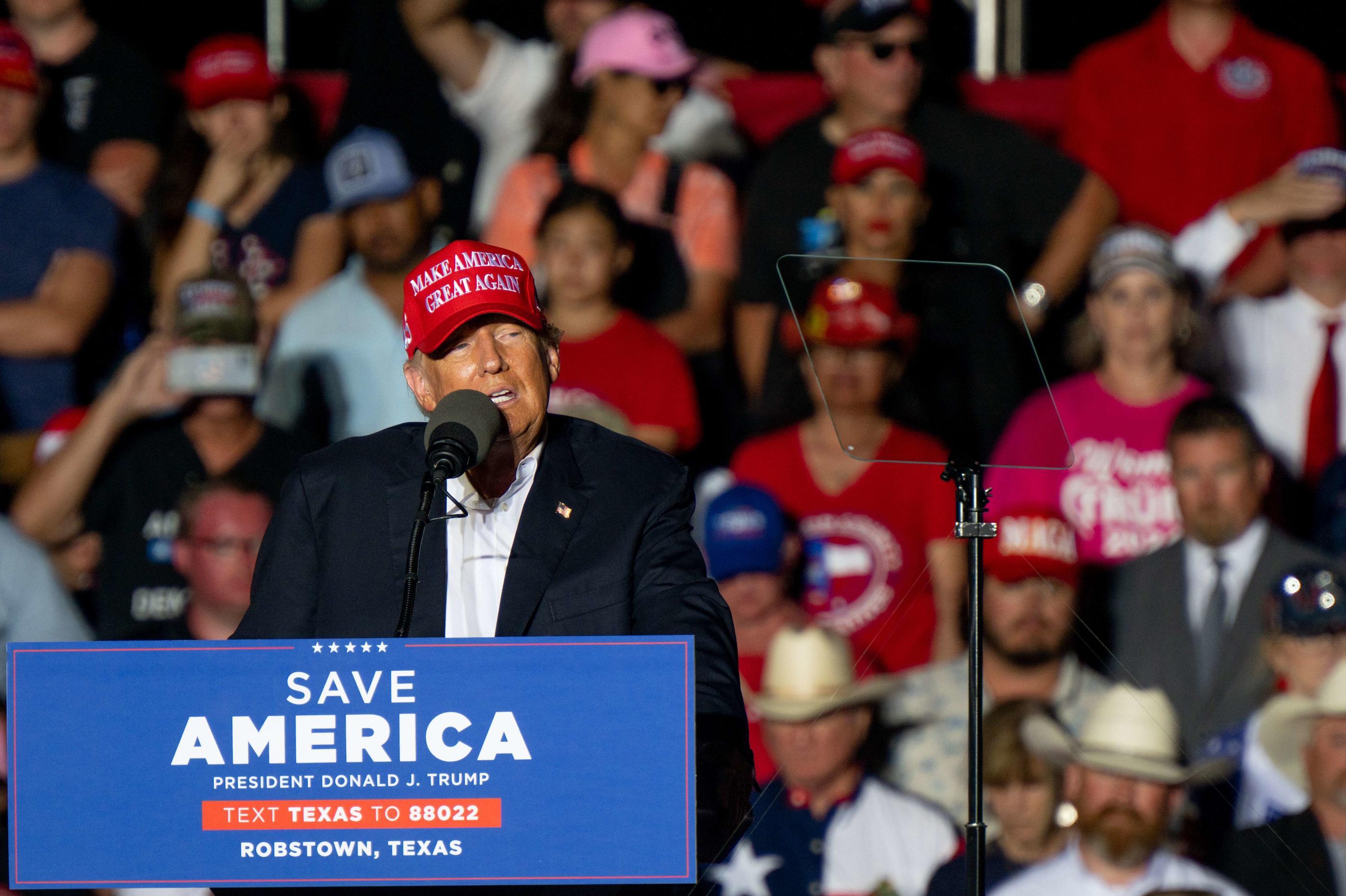 Trump sort une casquette Make America Great Again spéciale