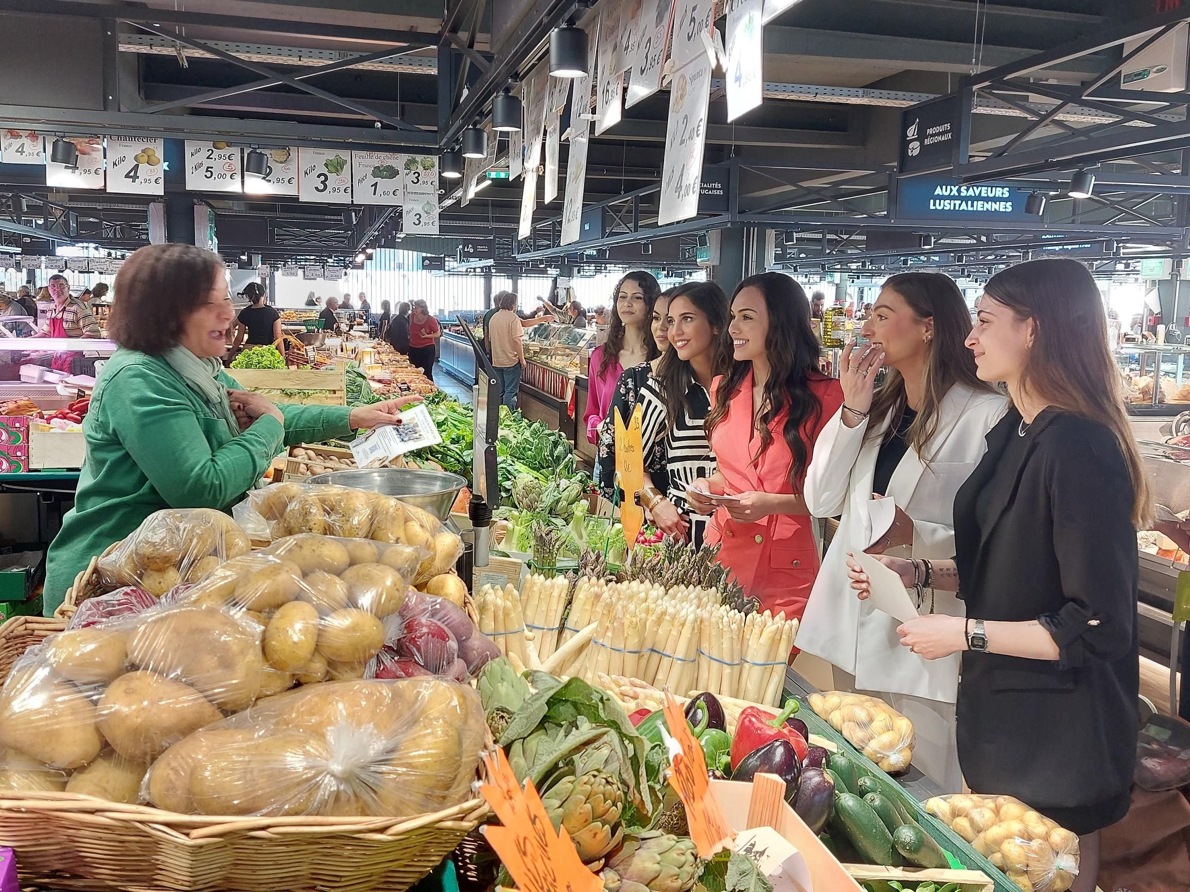 Sucy-en-Brie (Val-de-Marne), le 13 avril. Huit des douze prétendantes au titre de Miss Val-de-Marne, ont fait le tour du marché et des commerçants du centre-ville. LP/Gérald Moruzzi