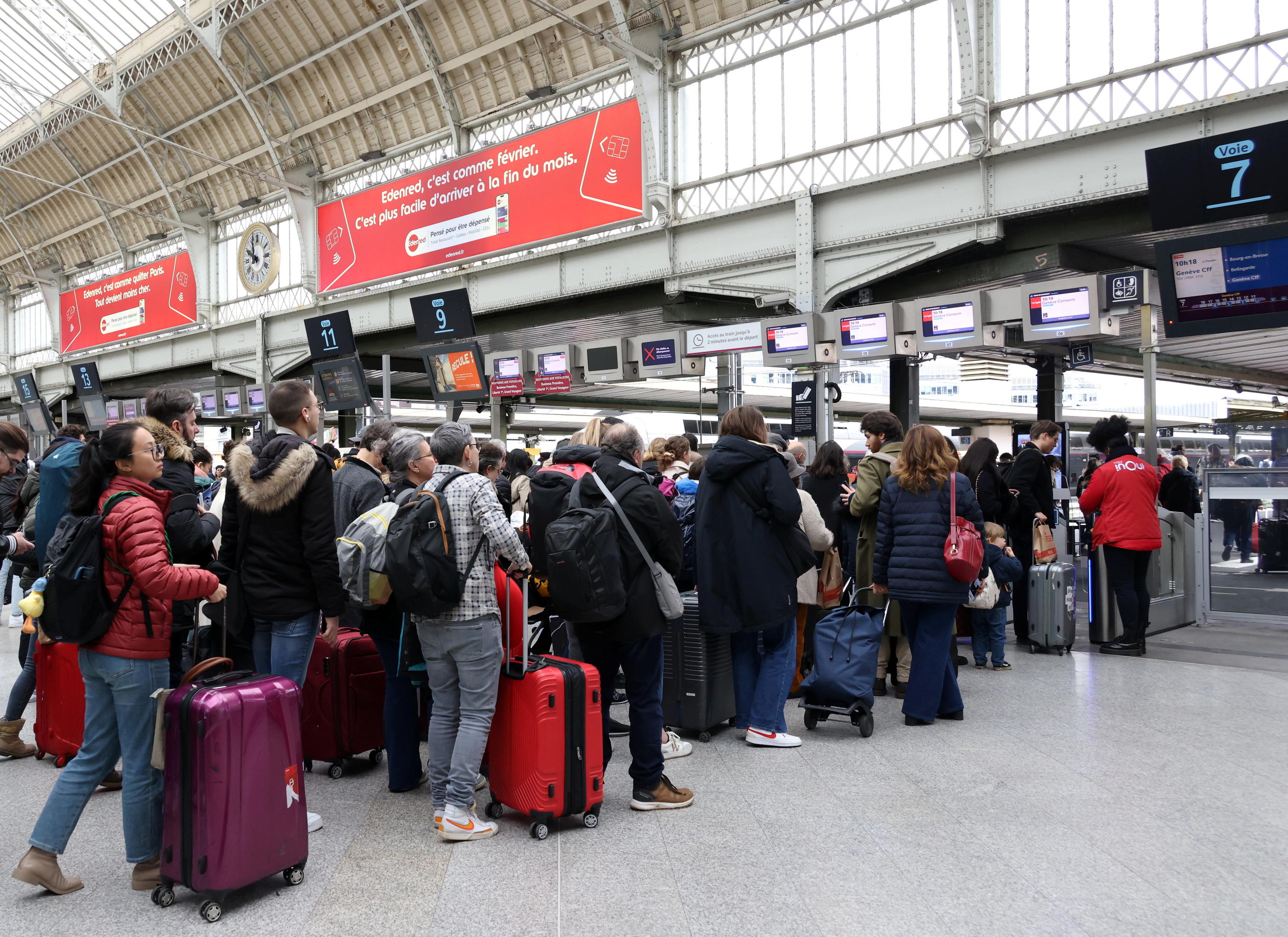 Gare de Lyon (Paris, XIIe), ce vendredi 16 février. Selon le patron de SNCF Voyageurs, quelque 150 000 voyageurs ne vont pas pouvoir partir en congés ce week-end. LP/Delphine Goldsztejn
