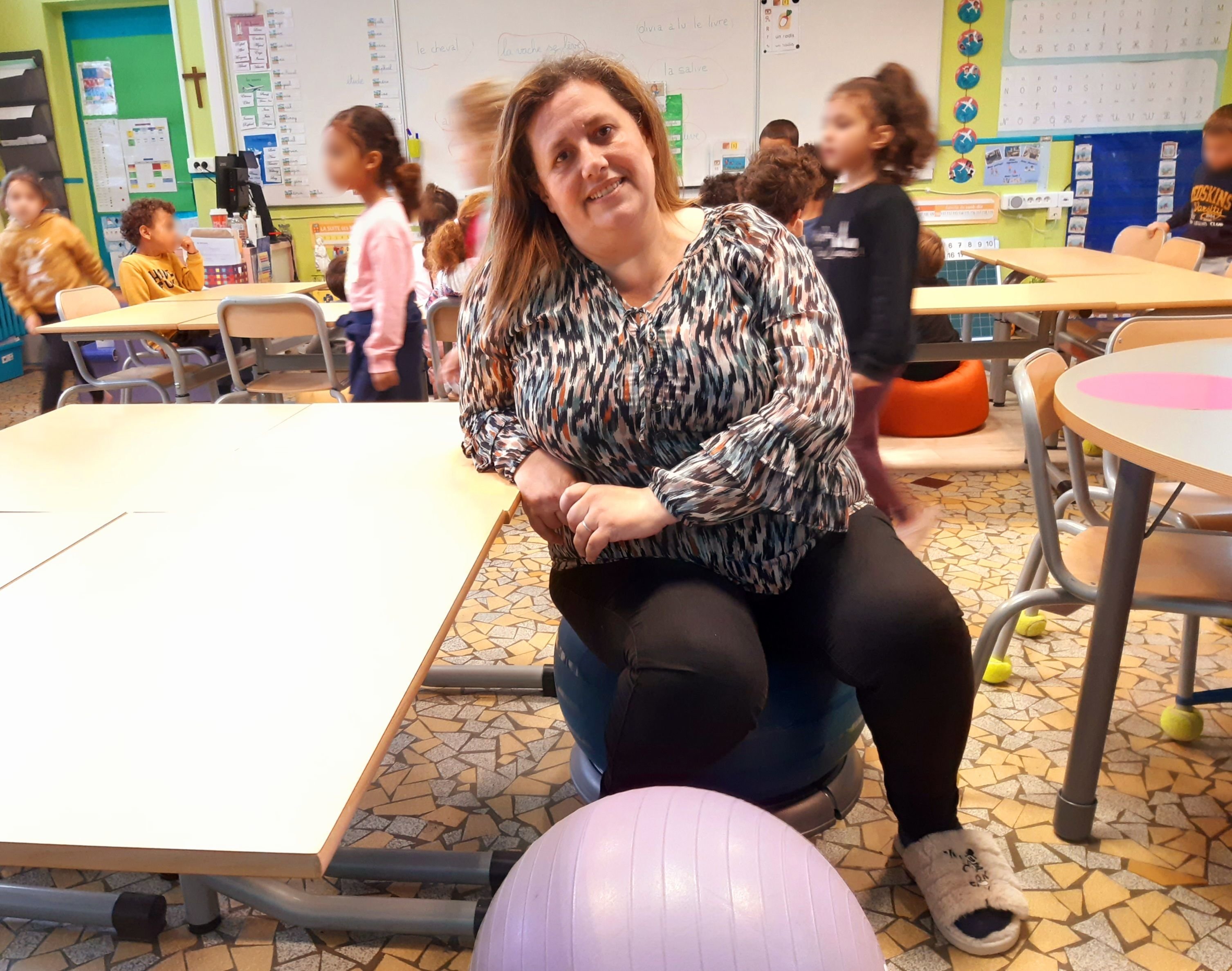 Ablon-sur-Seine (Val-de-Marne), le 4 octobre 2022. Ballons de gym, chaises qui pivotent, fauteuil... Dans la classe d'Odette Théry, tout est fait pour que les élèves se sentent bien. LP/Fanny Delporte