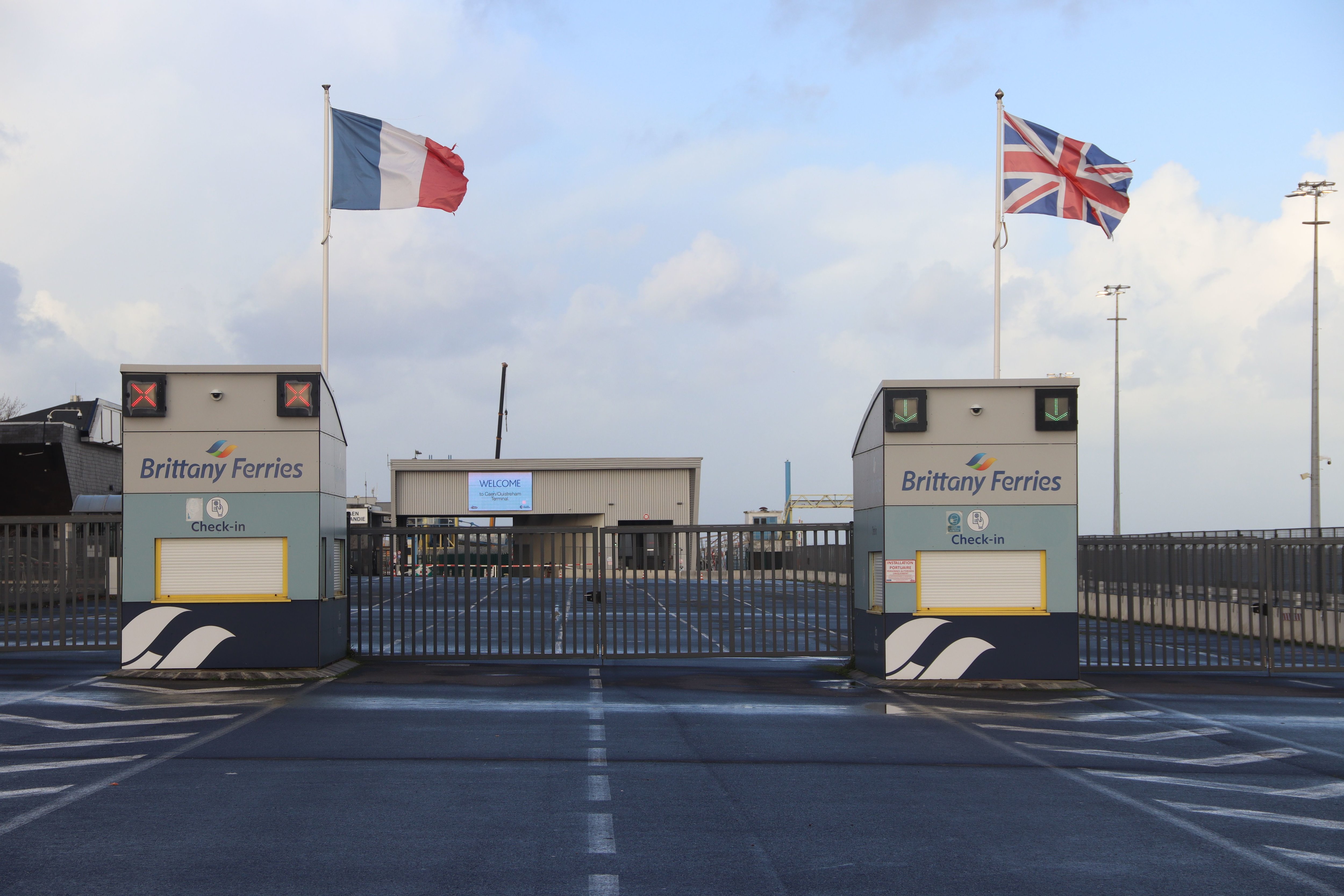 L'entrée de la gare maritime de Ouistreham (Calvados) déserte ce 8 janvier 2023 : premier jour d'une semaine sans ferry en raison de travaux sur la rampe d'accès au bateau. LP/Esteban Pinel