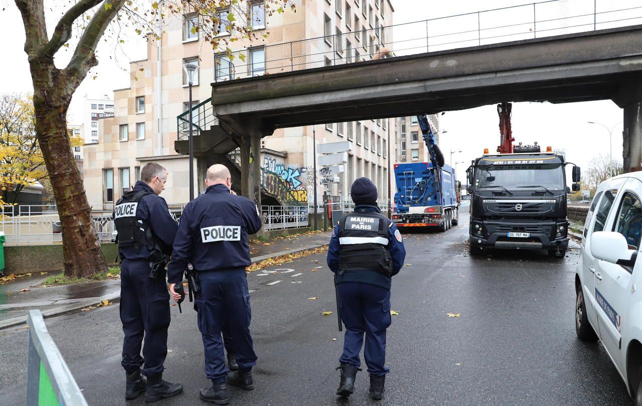 <b></b> Passerelle des Arts et Métiers avenue du Docteur Lannelongue, Paris, XIV<sup>e</sup>. Le camion grue a heurté l’ouvrage qui  passe au dessus  du périphérique, entraînant la fermeture de ce dernier.