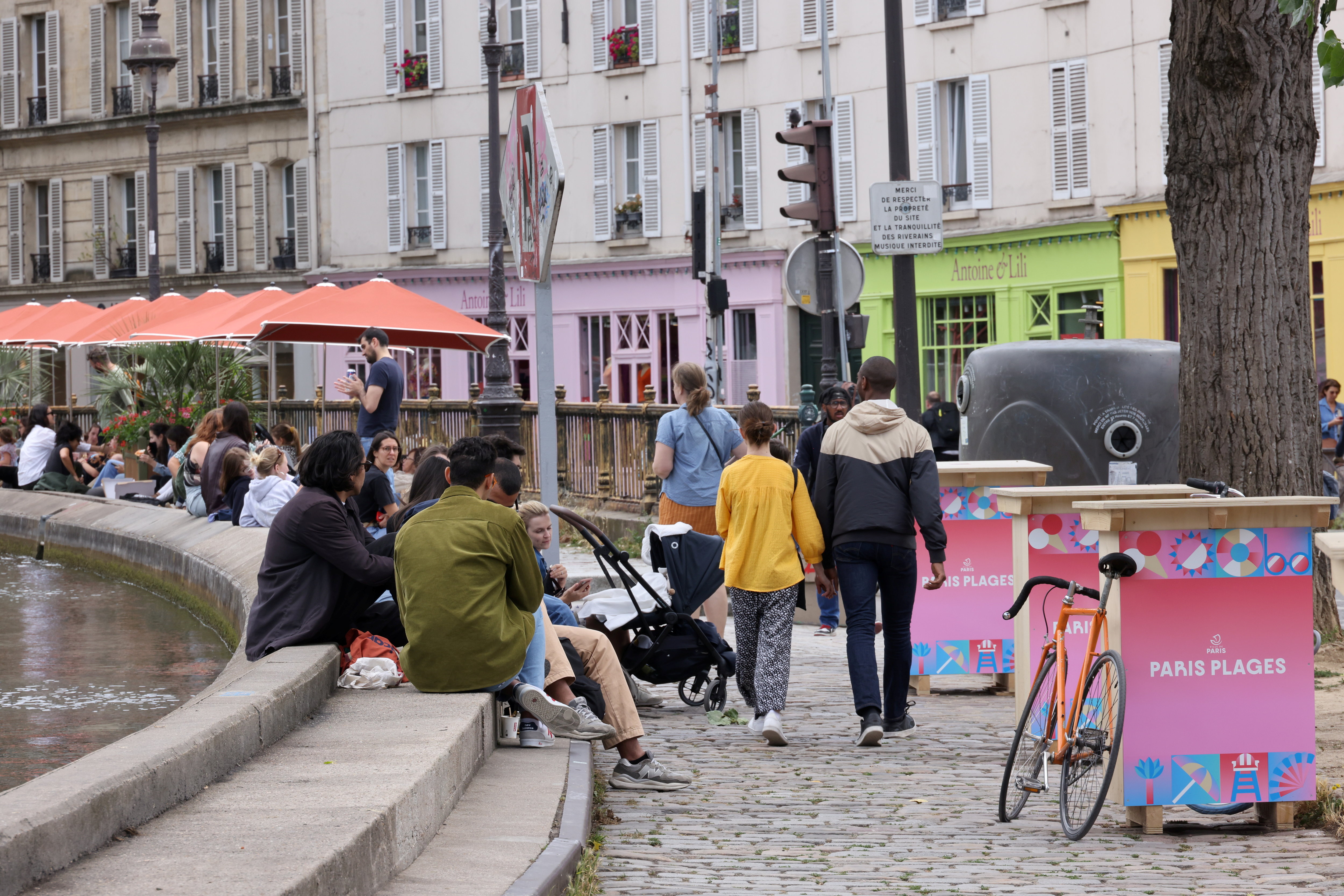 Paris (Xe), canal Saint-Martin, samedi 6 juillet. Paris Plages, s'étend pour cette saison, au-delà de ses emplacements traditionnels au bassin de la Villette et sur les berges de la Seine. LP/Delphine Goldsztejn