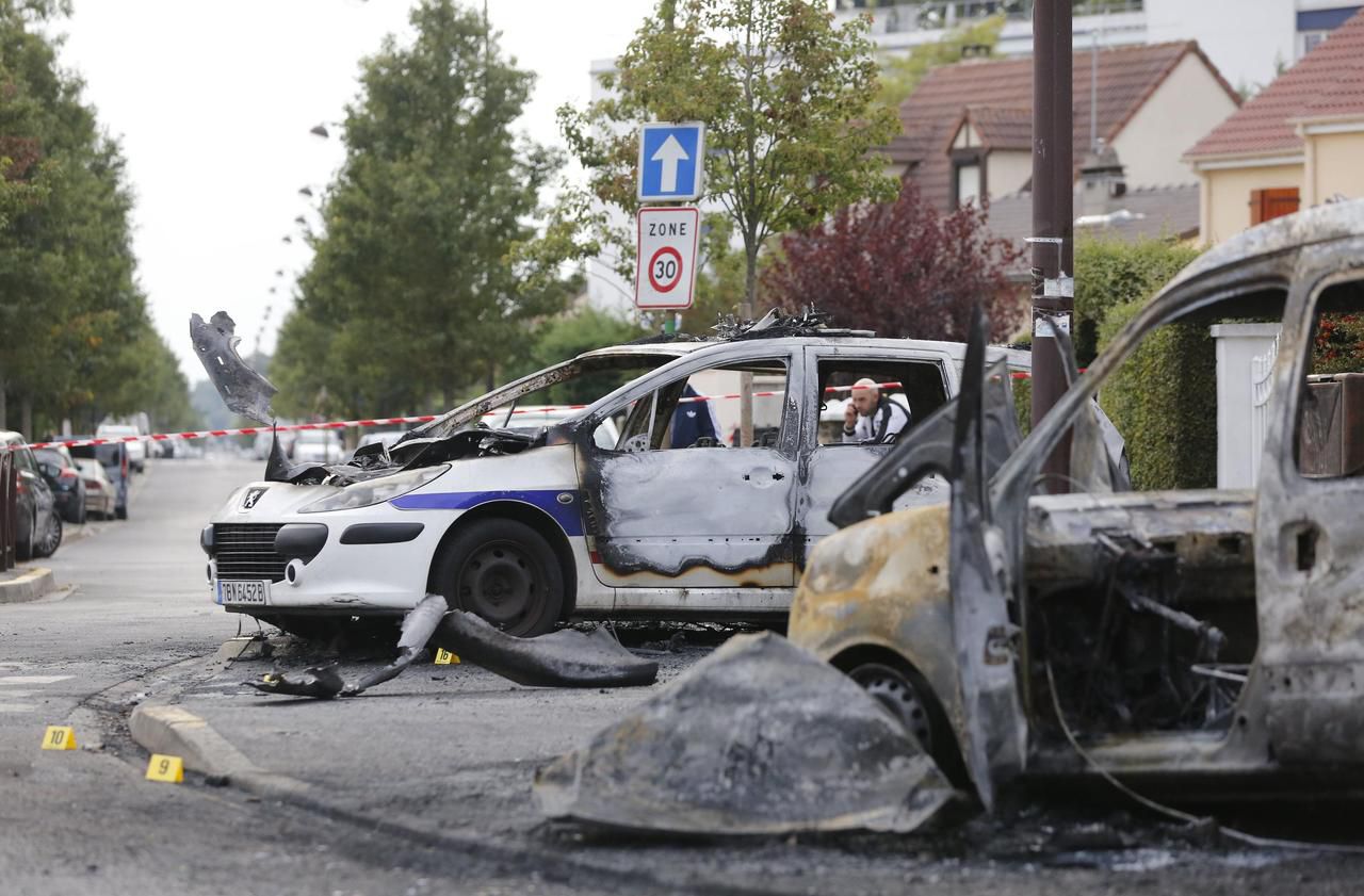 Viry-Chatillon, le 8 octobre 2016. Les voitures des policiers qui venaient d’être incendiées face à la Grande Borne. LP/Arnaud Journois