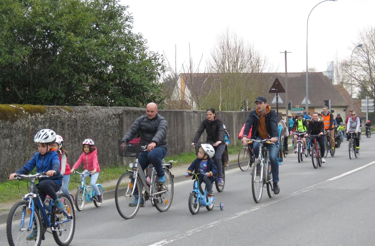 <b></b> En mars dernier, cyclistes et piétons ont défilé pour réclamer la création d’une poste de liaison douce sécurisée route de Fontainebleau.