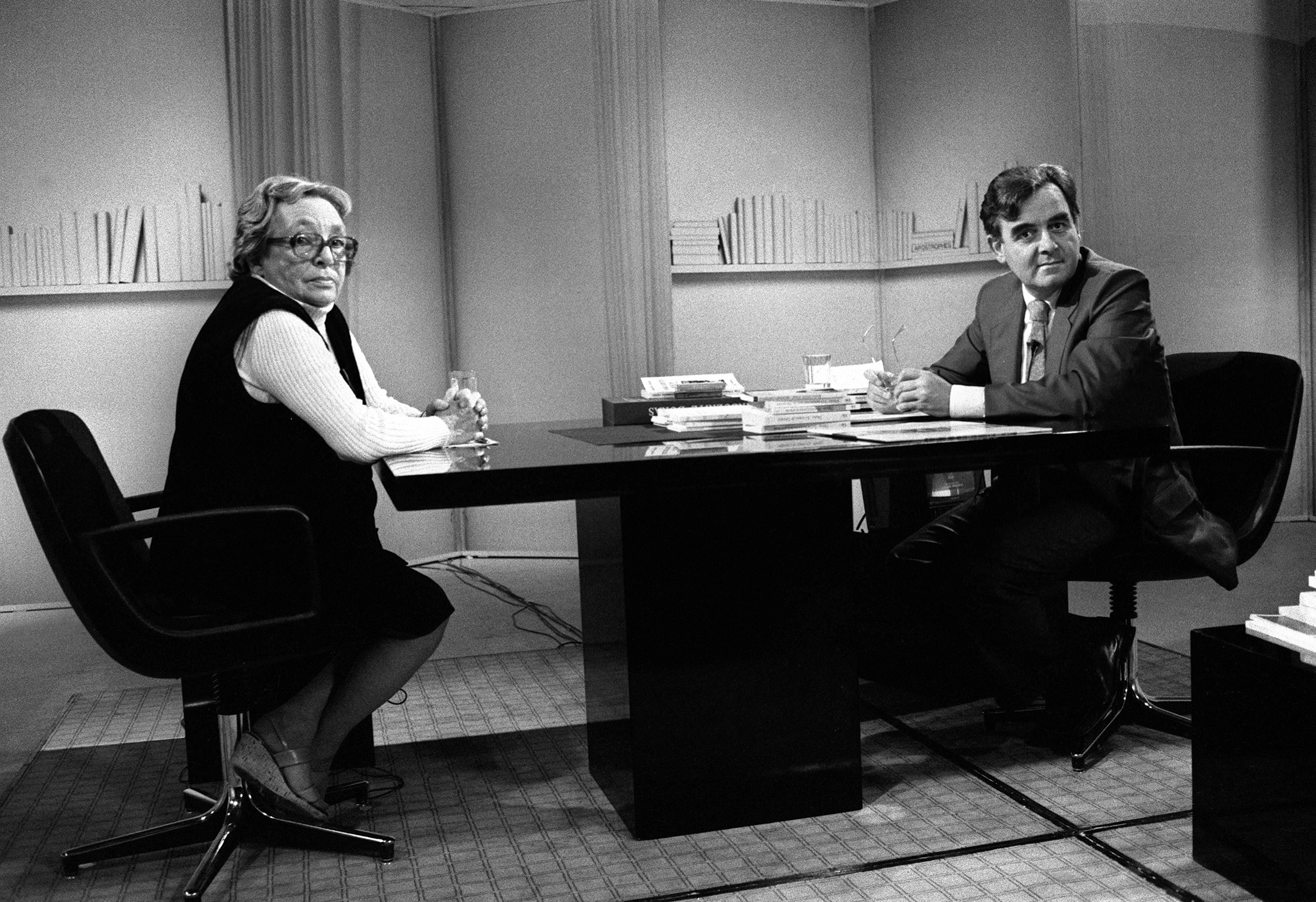 Bernard Pivot face à Marguerite Duras, en 1984. CHARLES PLATIAU / AFP