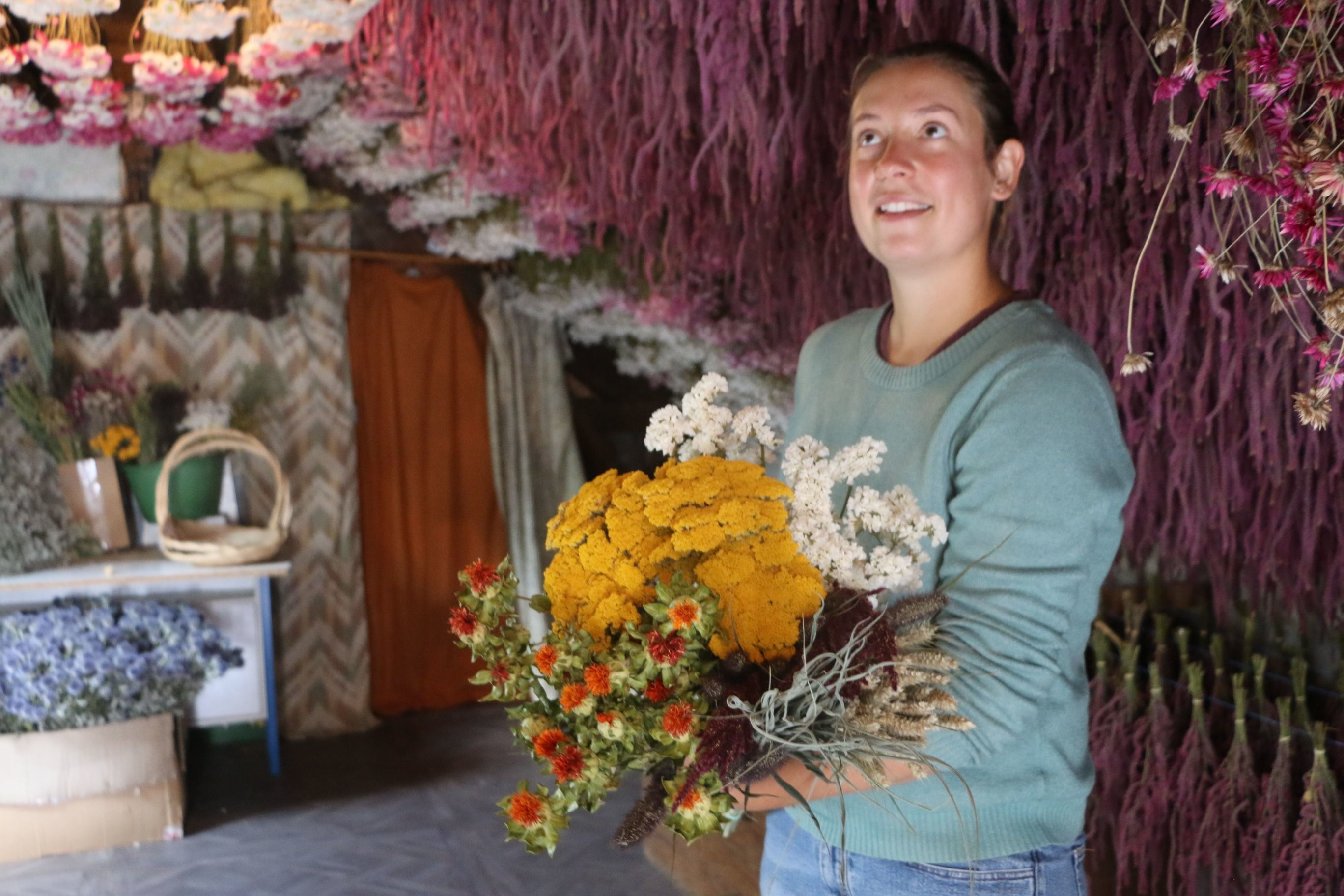 Autheuil-en-Valois (Oise), mercredi 1er septembre. Joséphine Mullet, 27 ans, cultive ses fleurs sur près de 2 000 m2 de terres et les fait ensuite sécher pour les assembler en bouquets. Une activité qu'elle tient de son père, producteur en Corrèze. LP/Juliette Duclos