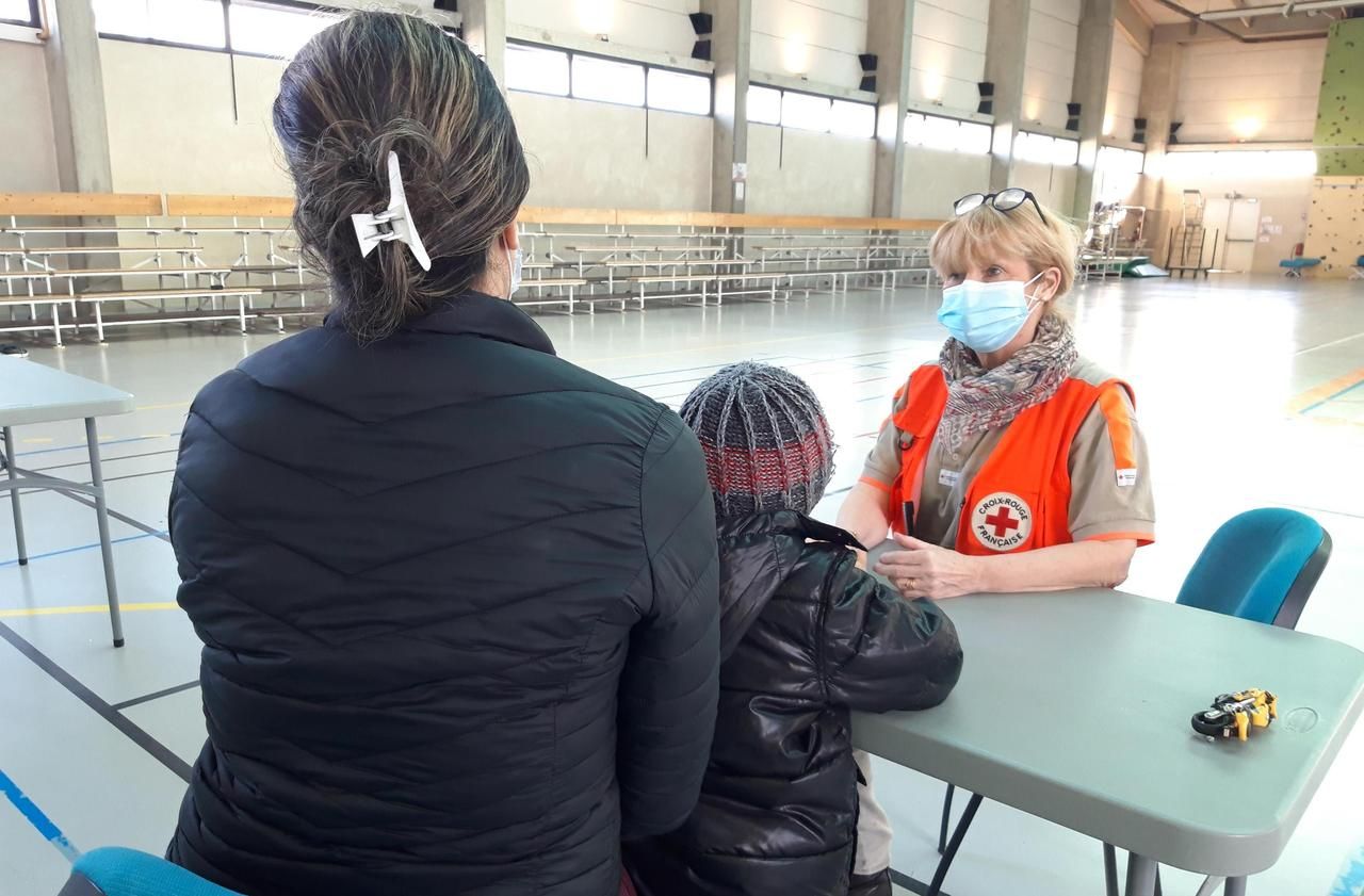 <b></b> Cormeilles-en-Parisis, samedi 13 février. Mouna, accompagnée de son fils de 4 ans, a été la première personne accueillie au gymnase Léo-Tavarez, ouvert mardi dans le cadre du plan grand froid niveau 2.