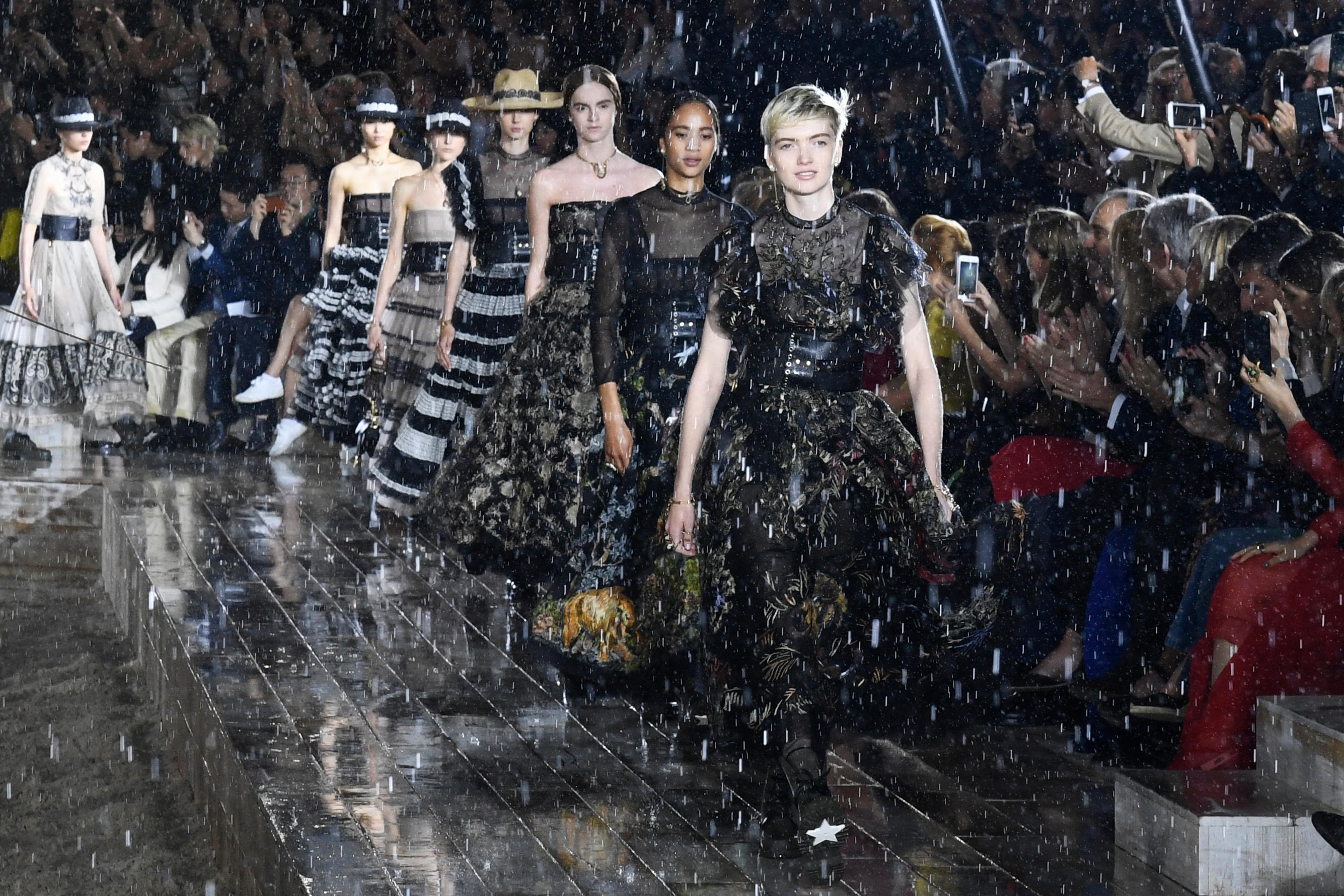 Comme ici lors d'un défilé Dior au sein des Grandes Écuries de Chantilly en 2018, la dentelle noire apparue au XVIIe siècle n'en finit pas de conquérir les podiums (Archives). AFP/Bertrand Guay