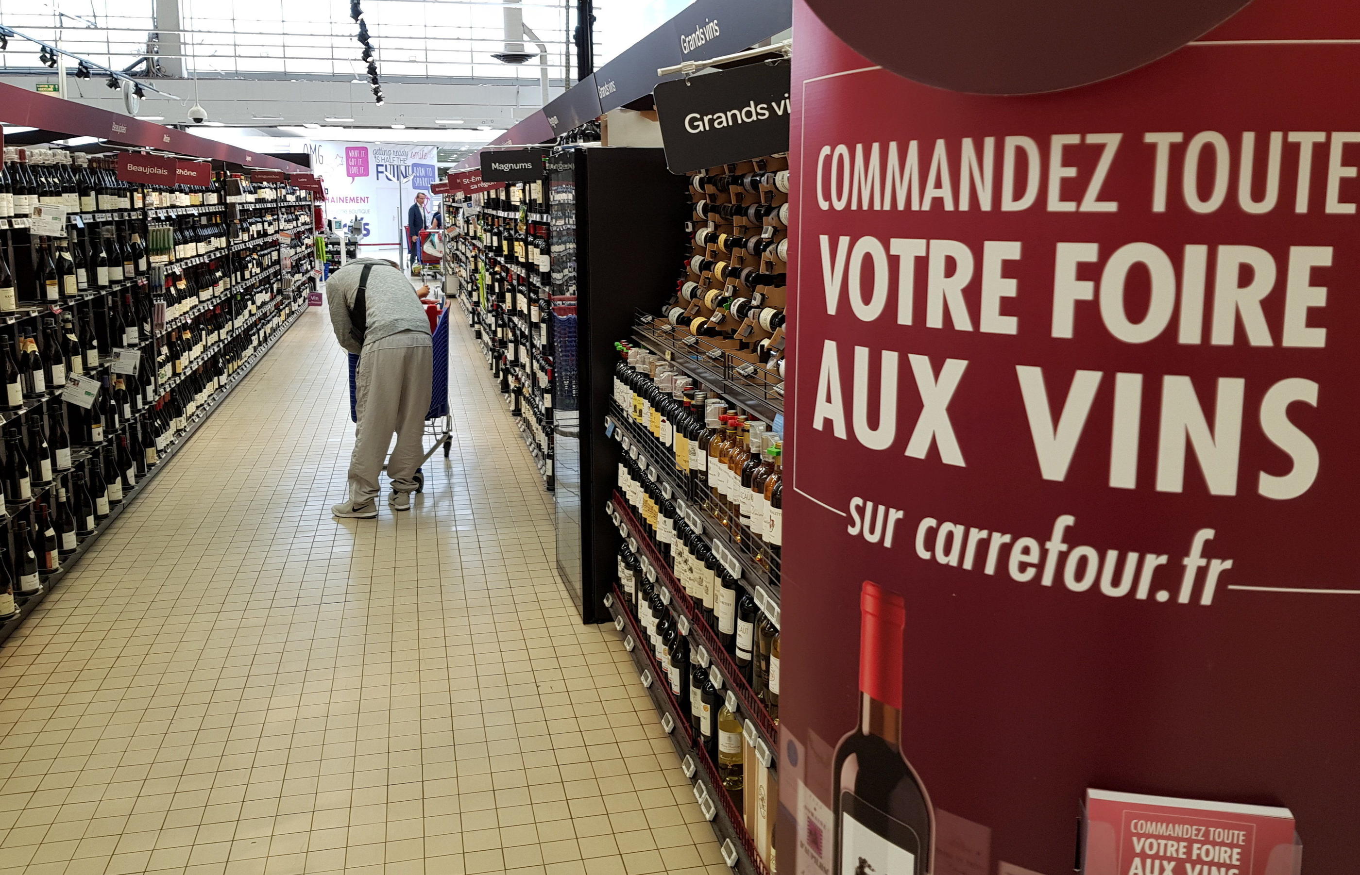 Pour leurs foires aux vins, les grandes enseignes proposent désormais essentiellement des appellations et des vins entre 5 et 10 euros. LP/Arnaud Journois
