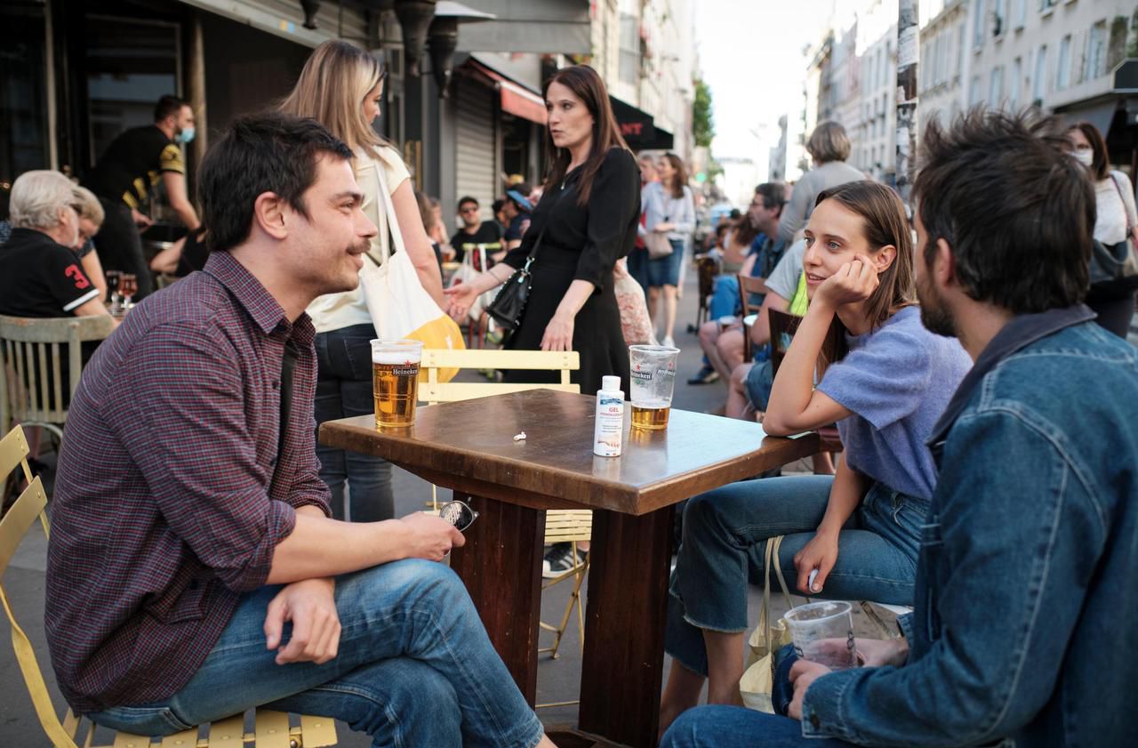<b></b> Paris, vendredi 29 mai. Certains bars parisiens n’ont pas attendu le 2 juin pour sortir leur terrasse.
