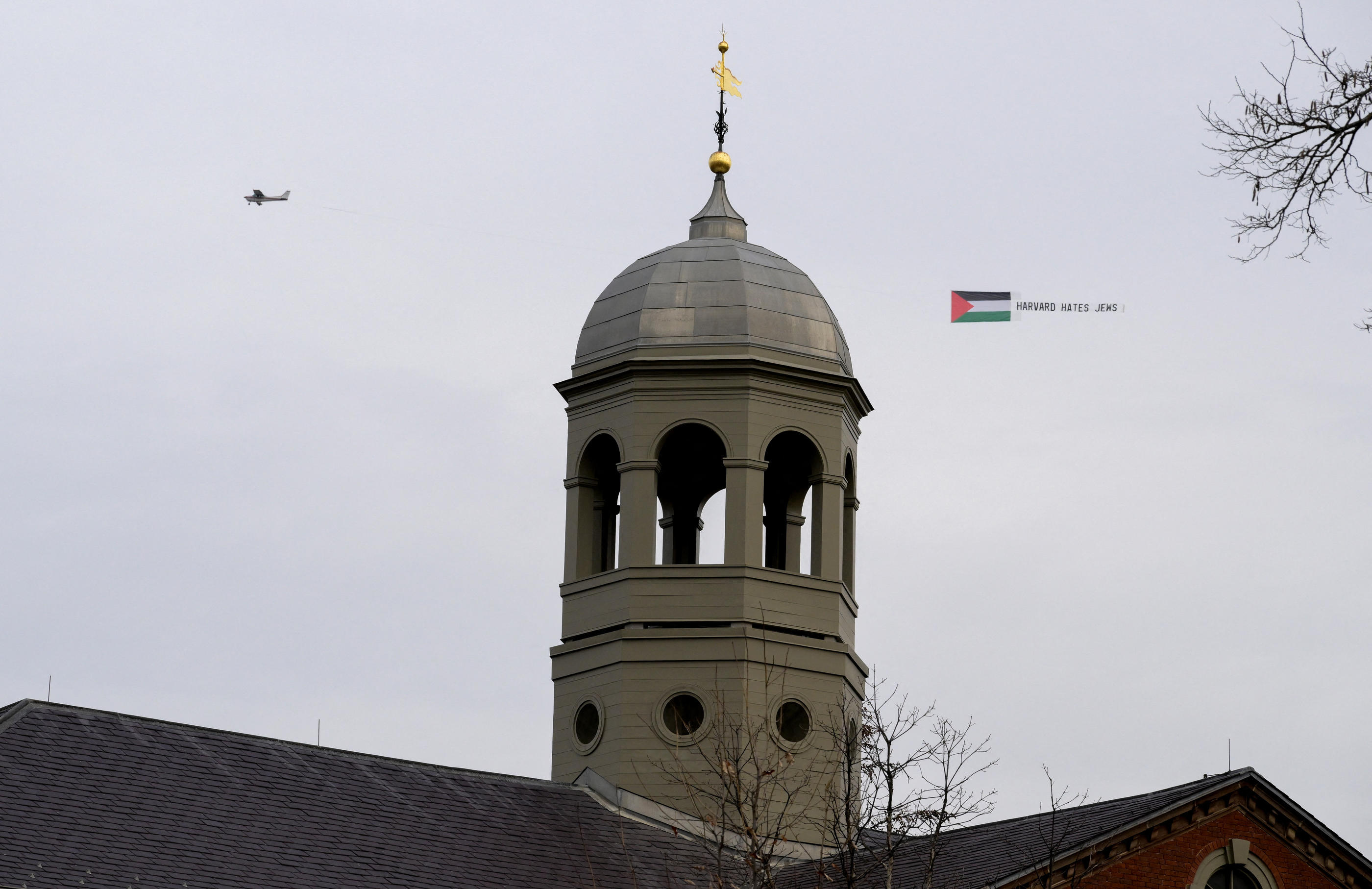 Cambridge, Massachusetts (États-Unis), le 7 décembre 2023. Une bannière indiquant « Harvard déteste les Juifs » survole le campus, alors que les dirigeants de diverses facultés sont critiqués pour leur appréhension du conflit. REUTERS/Faith Ninivaggi