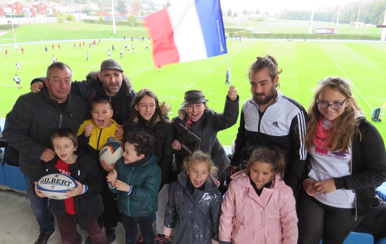 <b></b> Comme le club de Corbeil-Mennecy, plusieurs écoles de rugby de l’Essonne avaient organisé une sortie de groupe avec les enfants, pour leur permettre d’assister à l’entraînement du XV de France à Marcoussis ce samedi matin. 