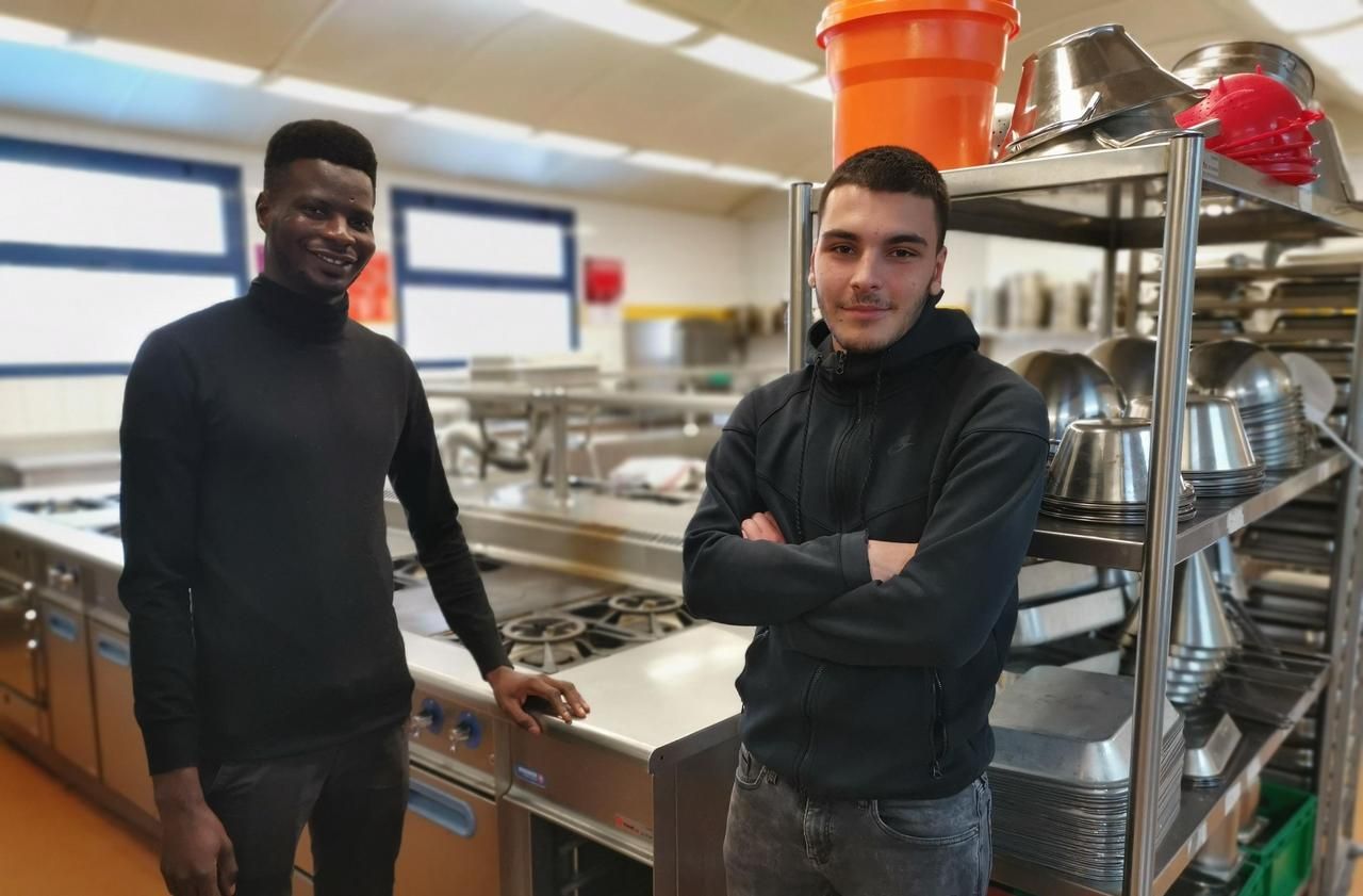 <b></b> Thiais, jeudi 11 mars 2021. En passe de terminer leur formation aux « arts de la cuisine » au lycée Poullart des Places, Malick Diop et Mathis ne sont pas peu fiers d'avoir remporté la victoire face à la prestigieuse école Ferrandi et à l’Institut Paul Bocuse.