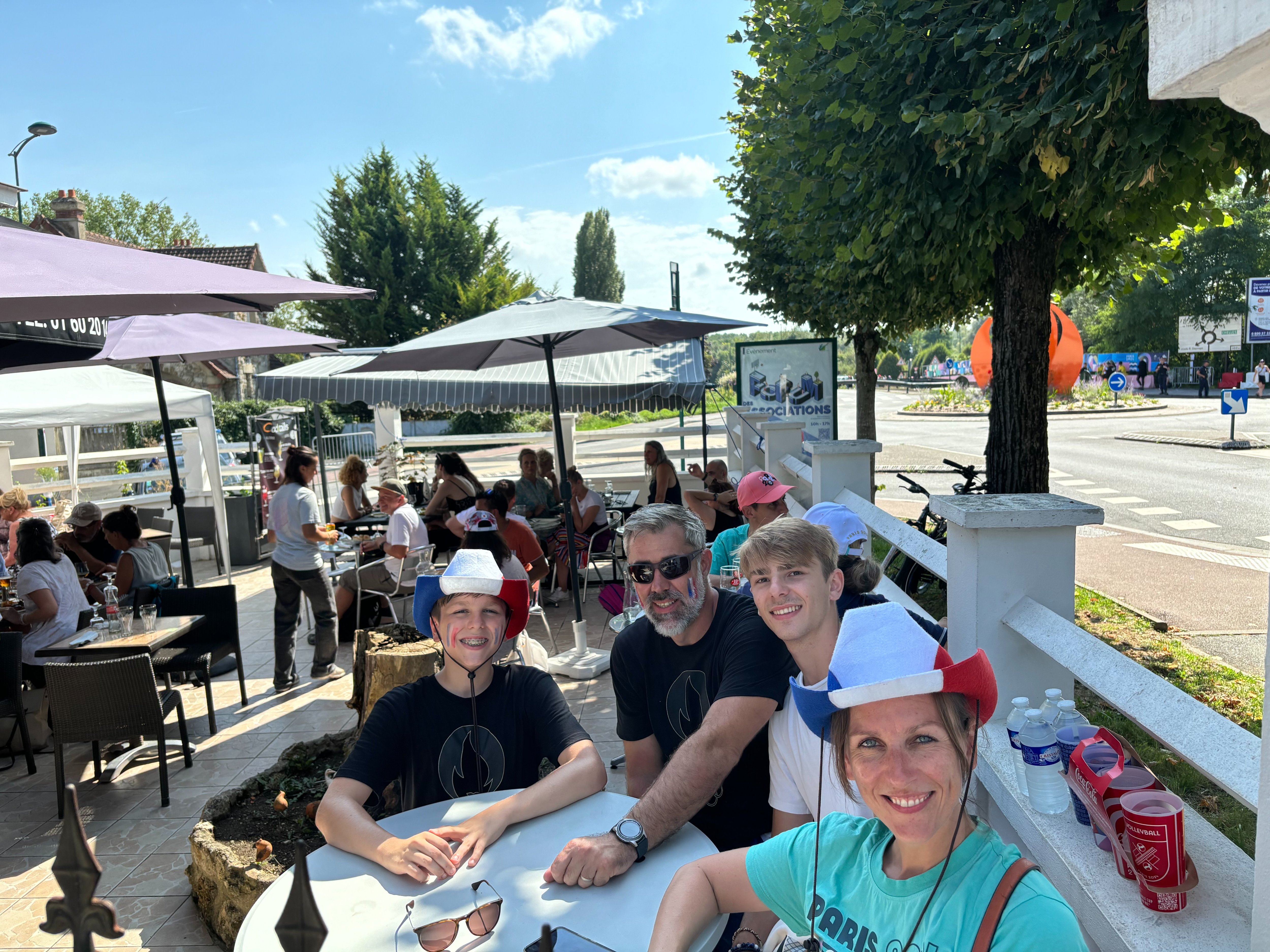 Vaires-sur-Marne (Seine-et-Marne), dimanche 1er septembre. Élodie et Julien, accompagnés de leurs fils Clément et Maxence, sont venus de Lille (Nord) pour assister aux épreuves paralympiques d'aviron. LP/C.L.