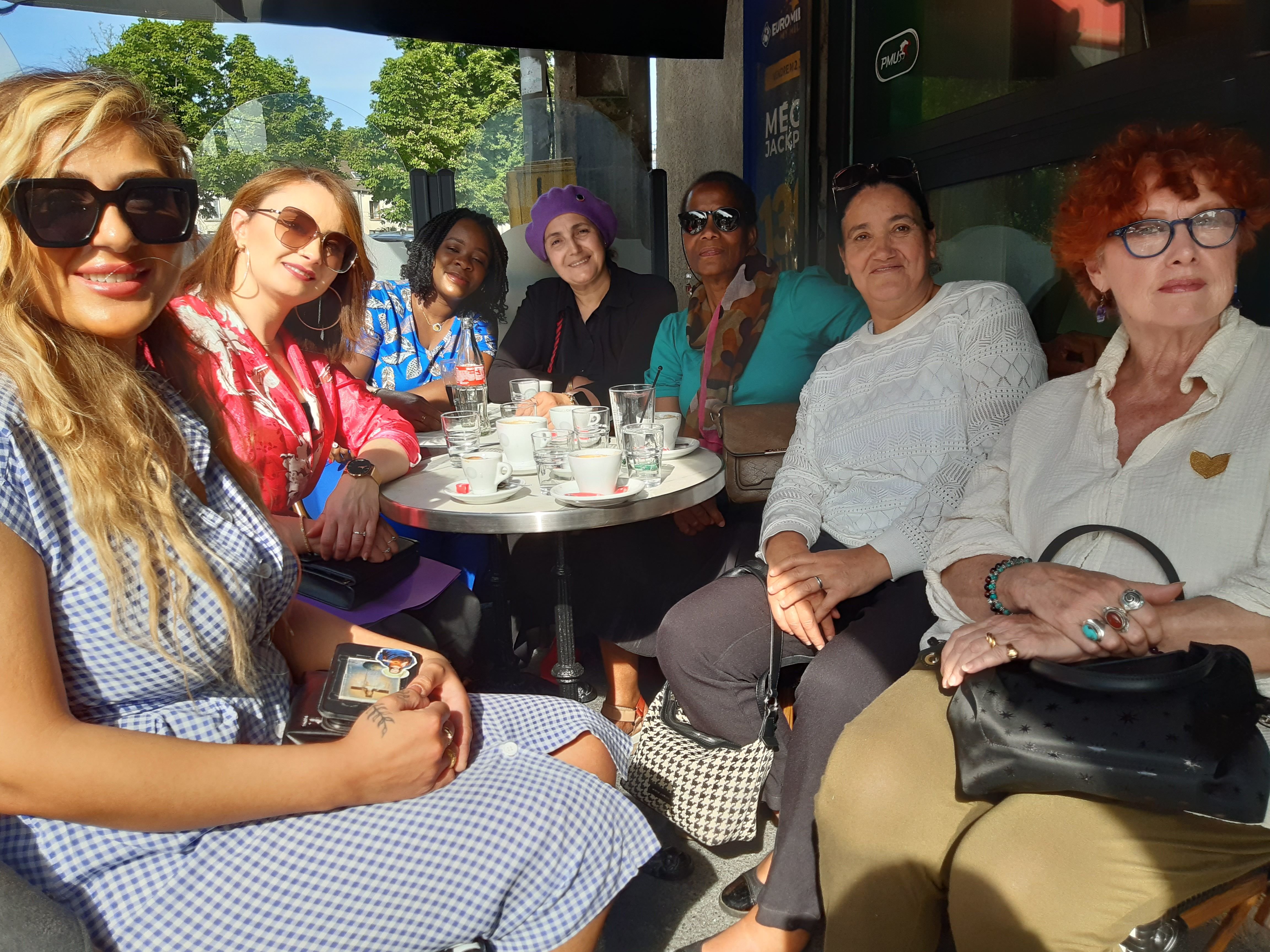 Des Sarcelloises, comme Nadeen, Zora, Marie-France, Samiah, Hadiatou, Anissa, membres du comité des femmes citoyennes et Caroline, une habitante (de droite à gauche) cherchent à se faire une place dans les cafés de la ville. LP/Véronique Beaugrand