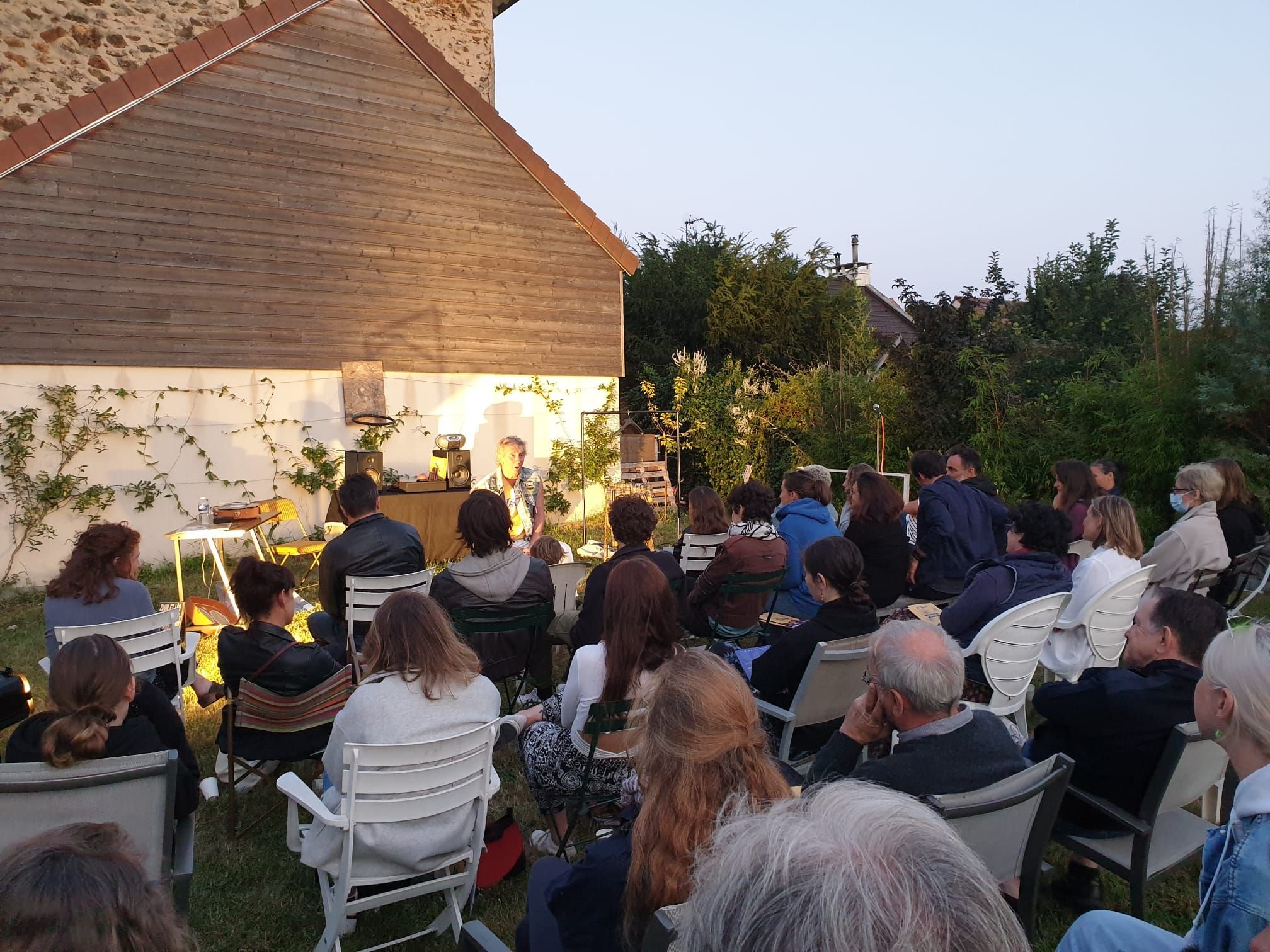 Chelles, mardi 31 août 2021. Le théâtre de Chelles a donné trois représentations à domicile du spectacle «Et si je n’avais jamais rencontré Jacques Higelin - Portrait », où les spectateur n'avaient pas besoin du pass sanitaire. Compagnie Coup de poker