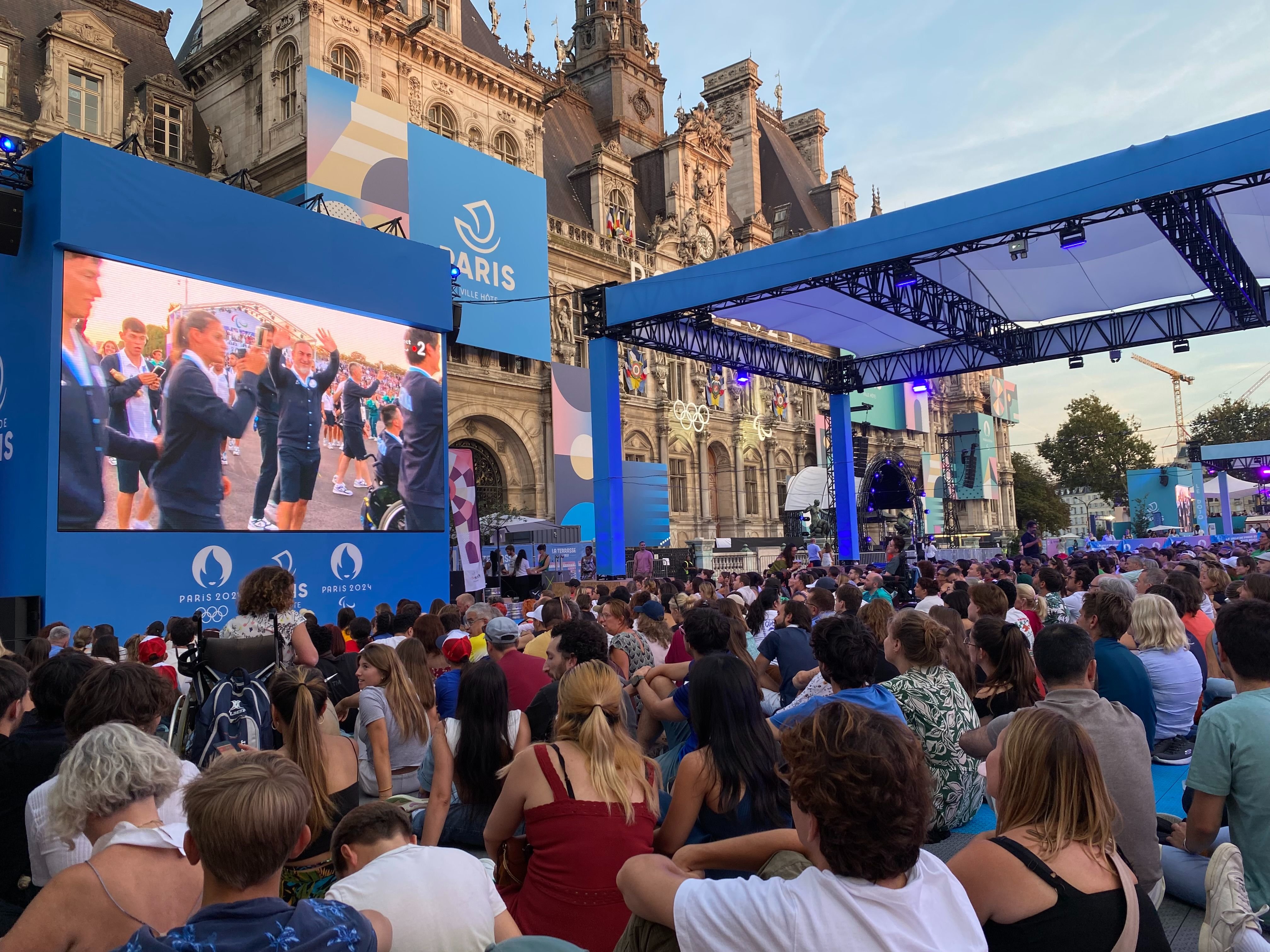 Plusieurs centaines de spectateurs ont assisté ce mercredi soir à la cérémonie d'ouverture des Jeux paralympiques de Paris depuis la Terrasse des Jeux de l'Hôtel de Ville (IVe). LP/Auguste Canier